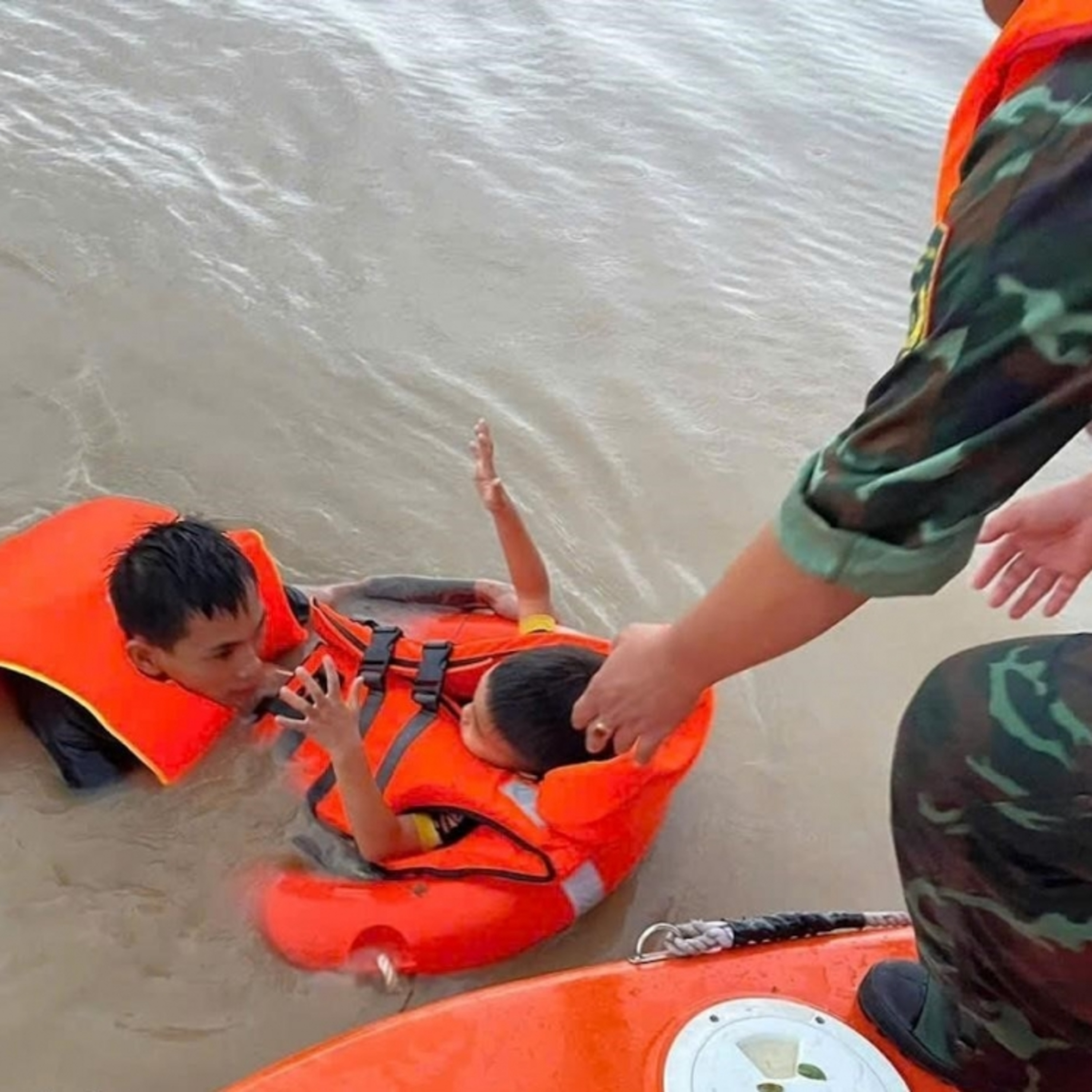 Tin trong nước - Khánh Hòa yêu cầu Công an tỉnh kiểm tra việc vận hành hồ chứa sau mưa lũ lịch sử