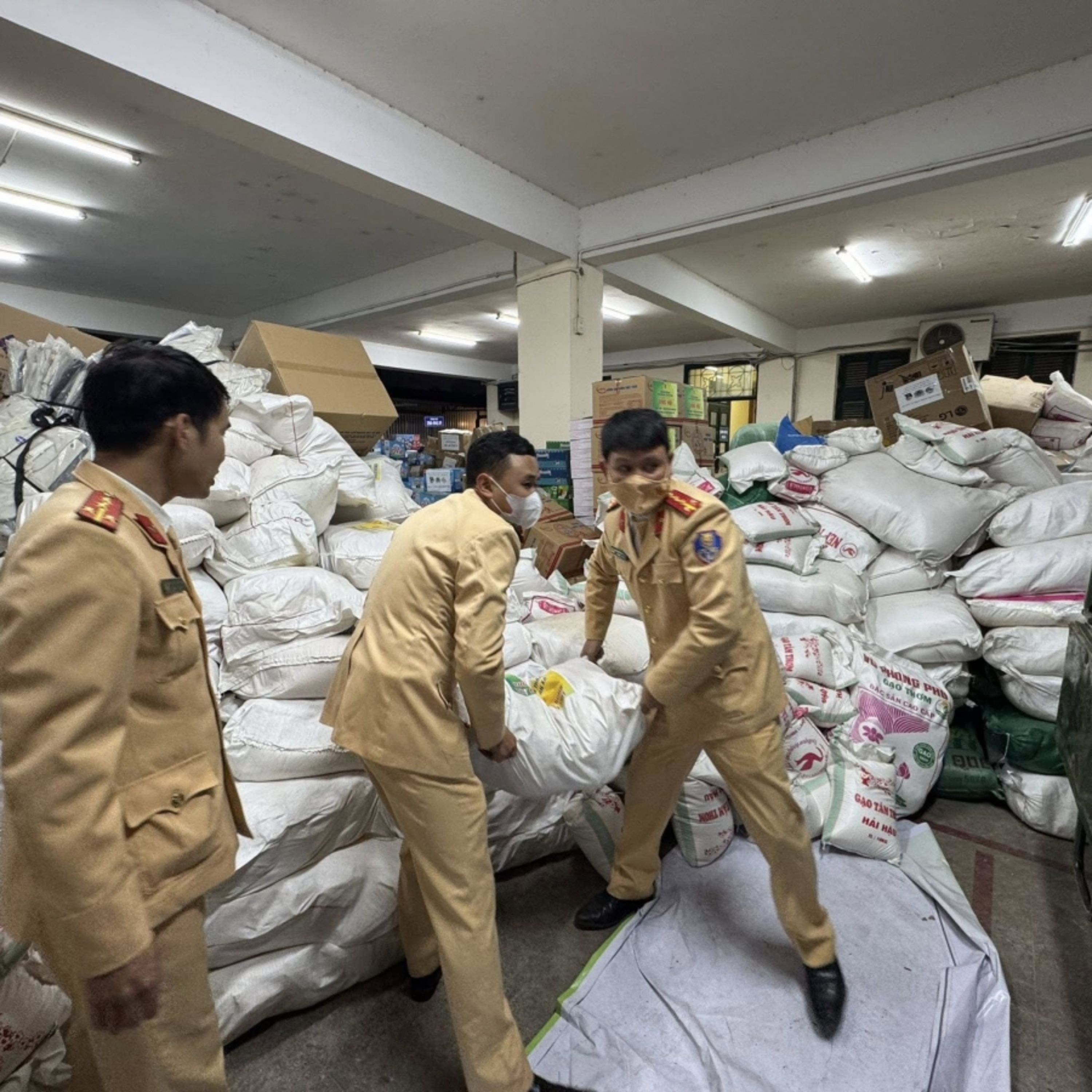 Tin trong nước - Công an Hà Nội xuyên đêm vận chuyển hàng chục tấn hàng cứu trợ tới bà con vùng lũ Gia Lai