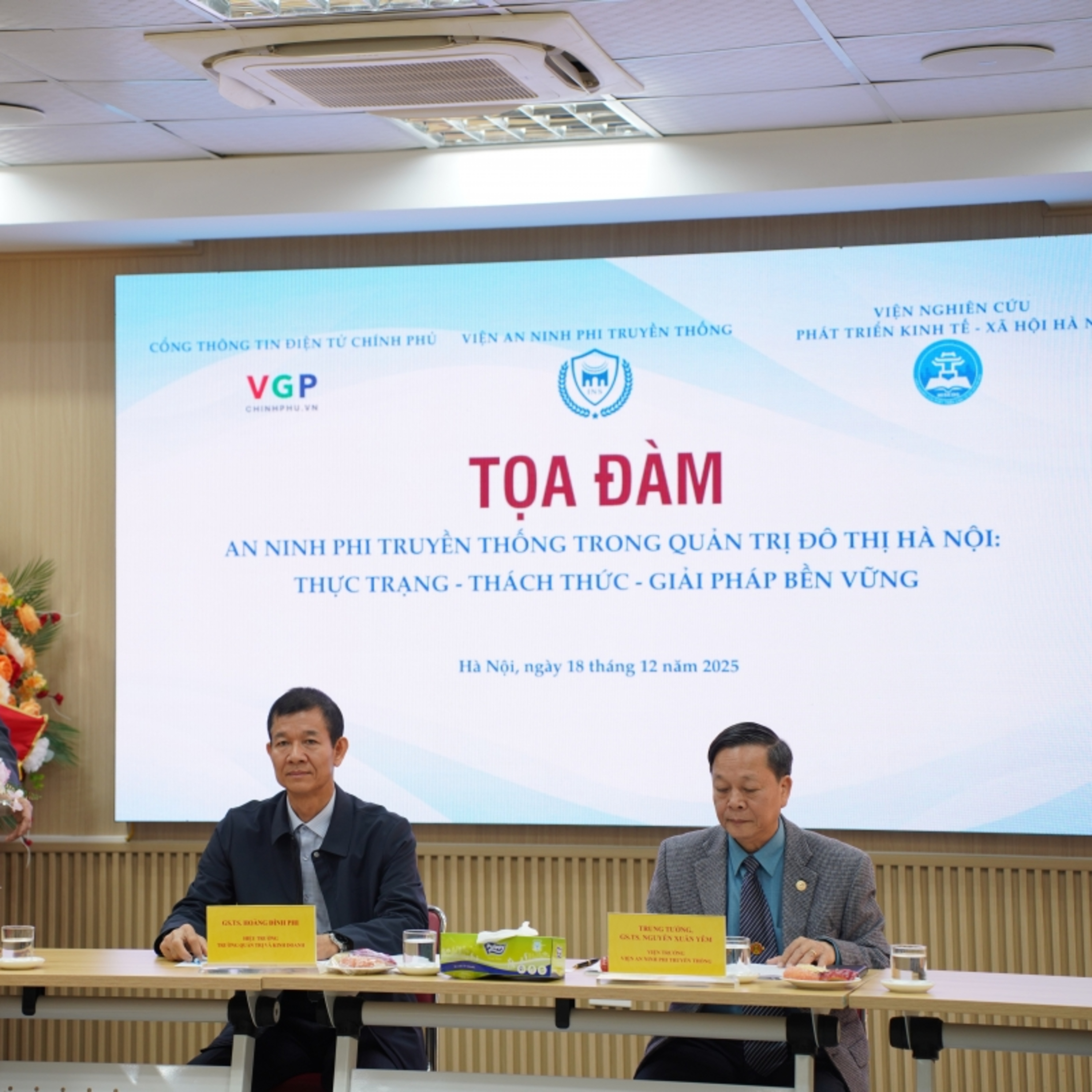 Tin trong nước - An ninh phi truyền thống: Bài toán cấp bách trong quản trị đô thị Hà Nội Tin trong nước - An ninh phi truyền thống: Bài toán cấp bách trong quản trị đô thị Hà Nội