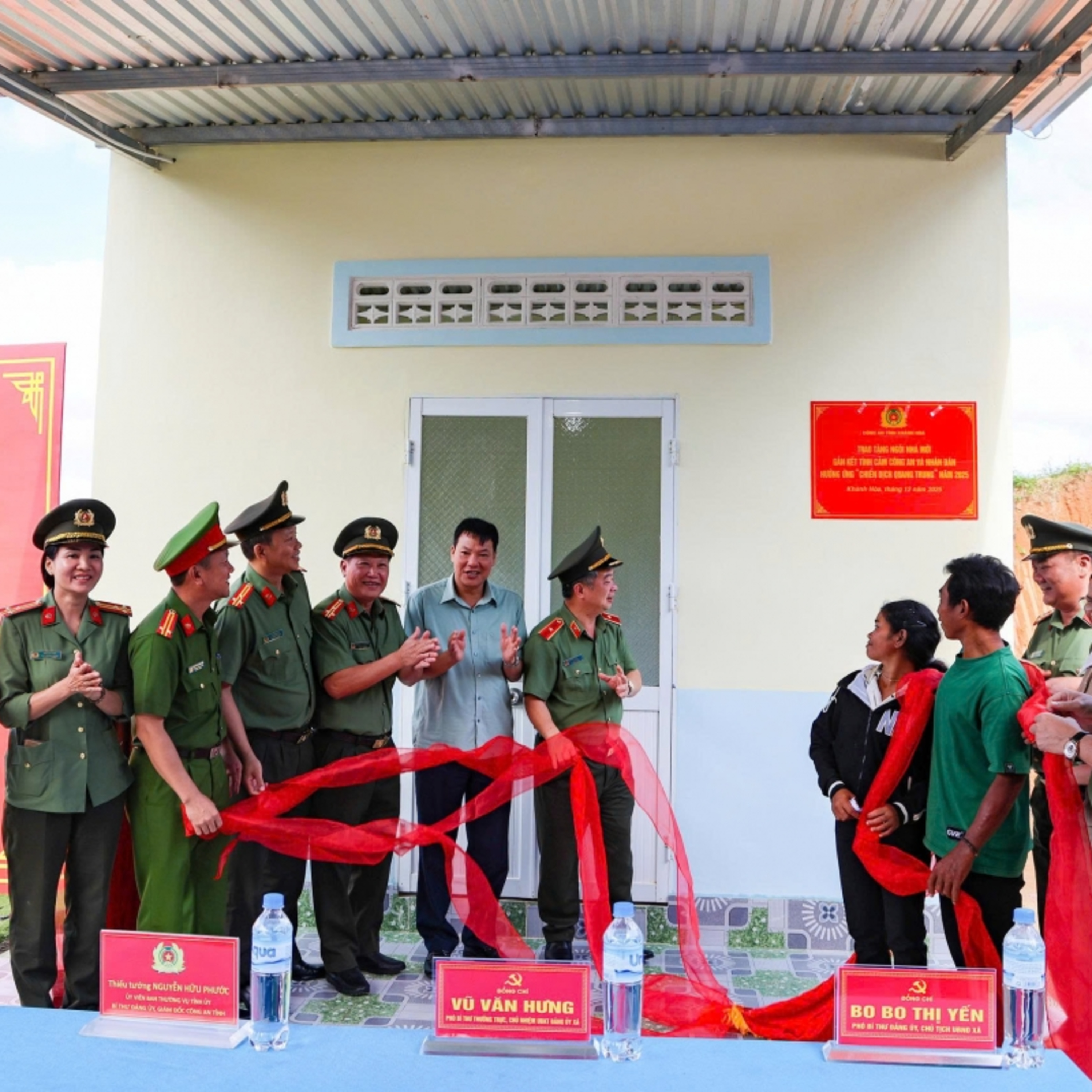 Tin trong nước - Công an Khánh Hòa khánh thành căn nhà đầu tiên trong “Chiến dịch Quang Trung” Tin trong nước - Công an Khánh Hòa khánh thành căn nhà đầu tiên trong “Chiến dịch Quang Trung”