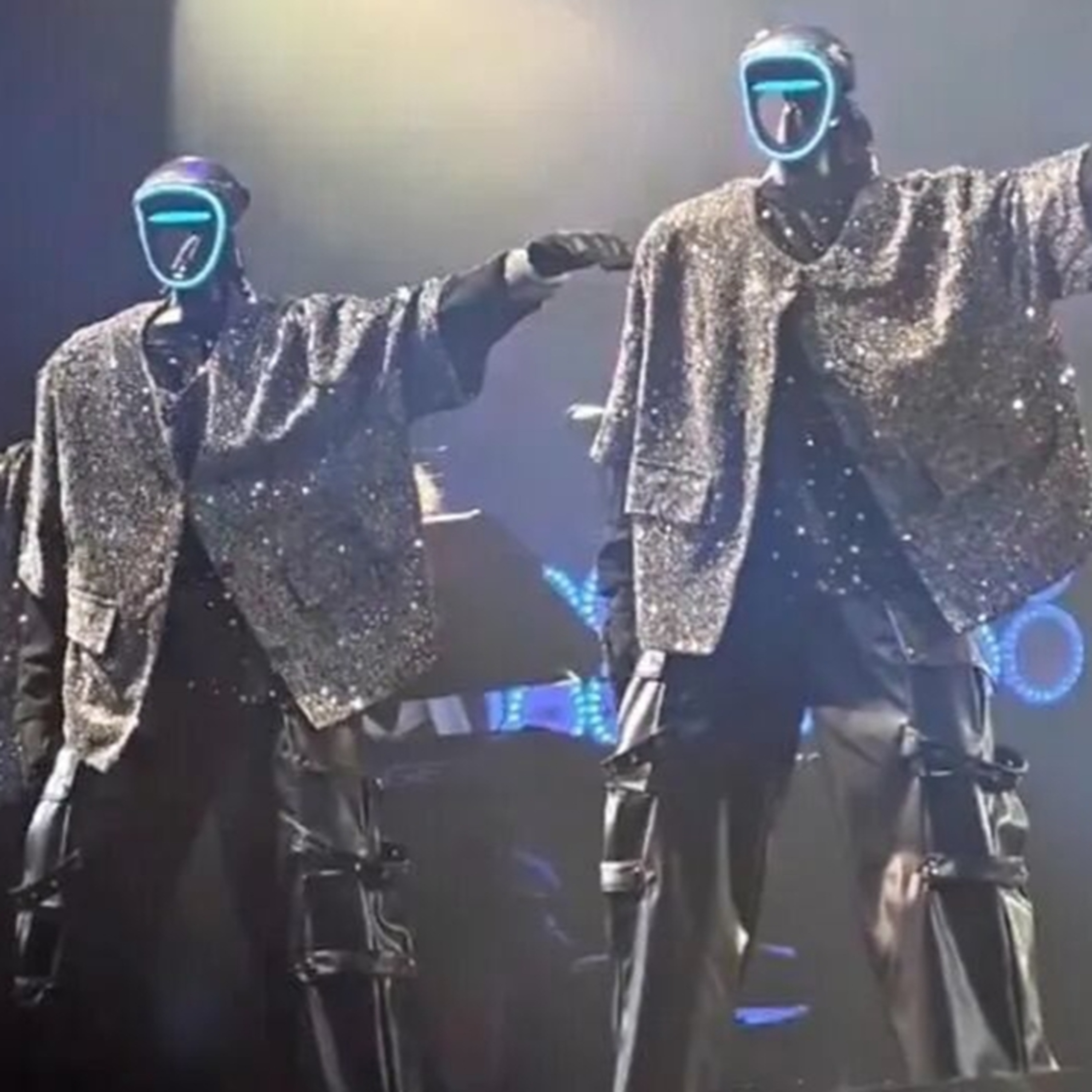 Tin quốc tế - Màn vũ đạo của robot hình người Trung Quốc tại Thành Đô gây sốt