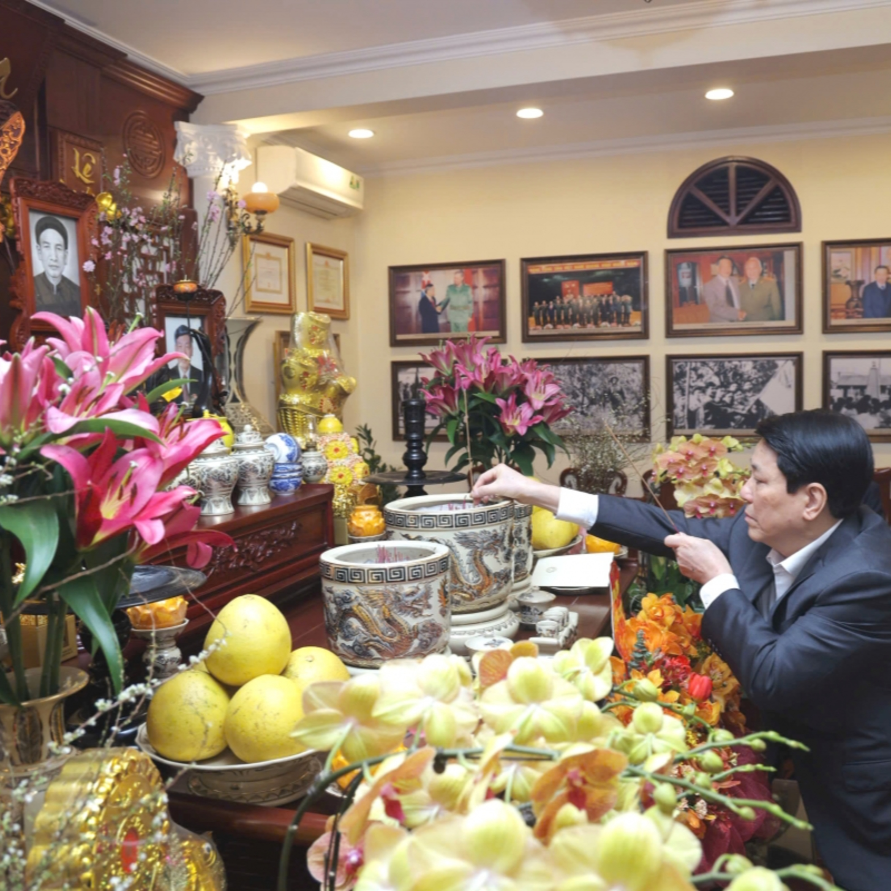 Tin trong nước - Chủ tịch nước Lương Cường thắp hương tưởng nhớ các đồng chí nguyên lãnh đạo Đảng, Nhà nước