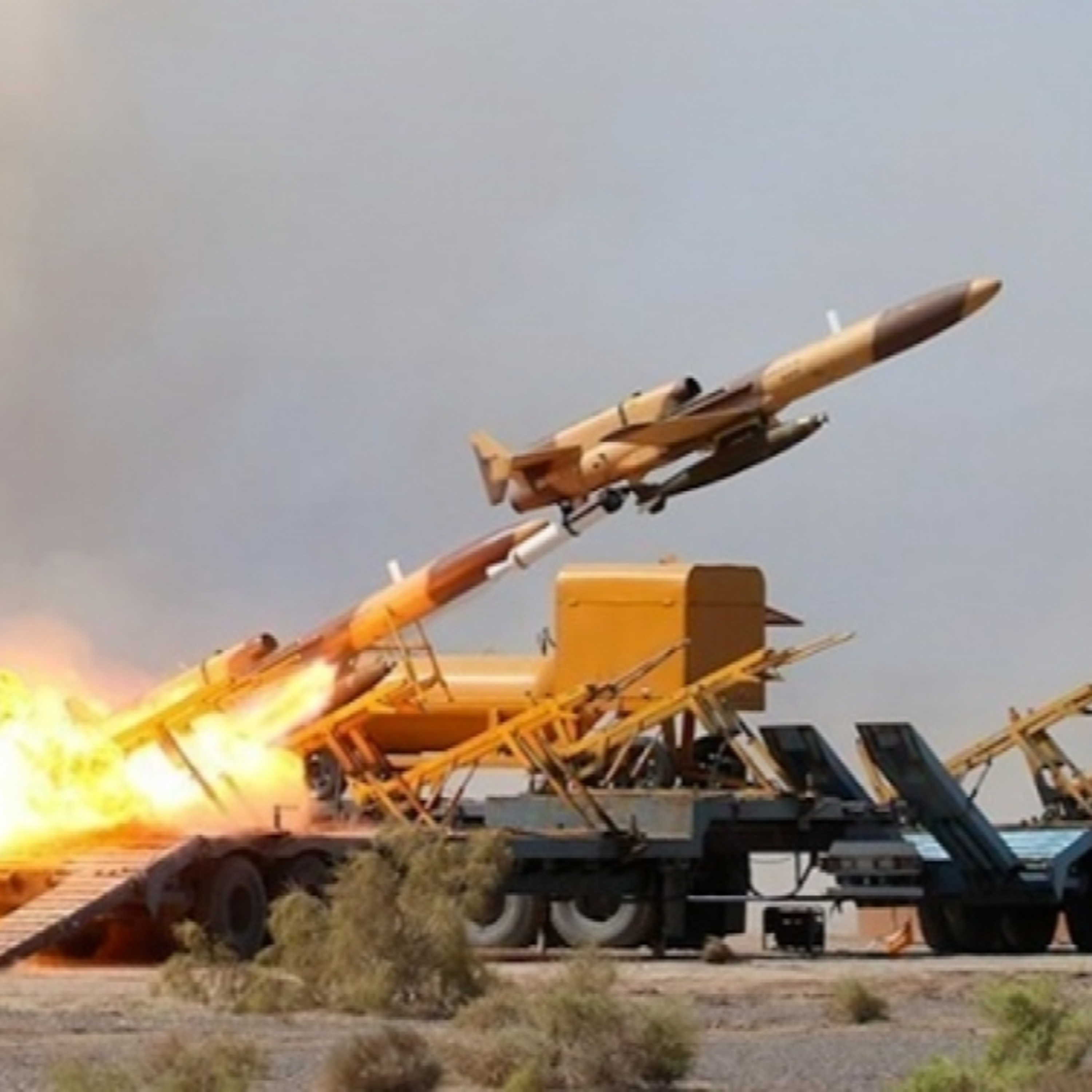 Tin quốc tế - Iran phóng hơn 700 tên lửa và UAV vào UAE; tập kích tàu sân bay Mỹ