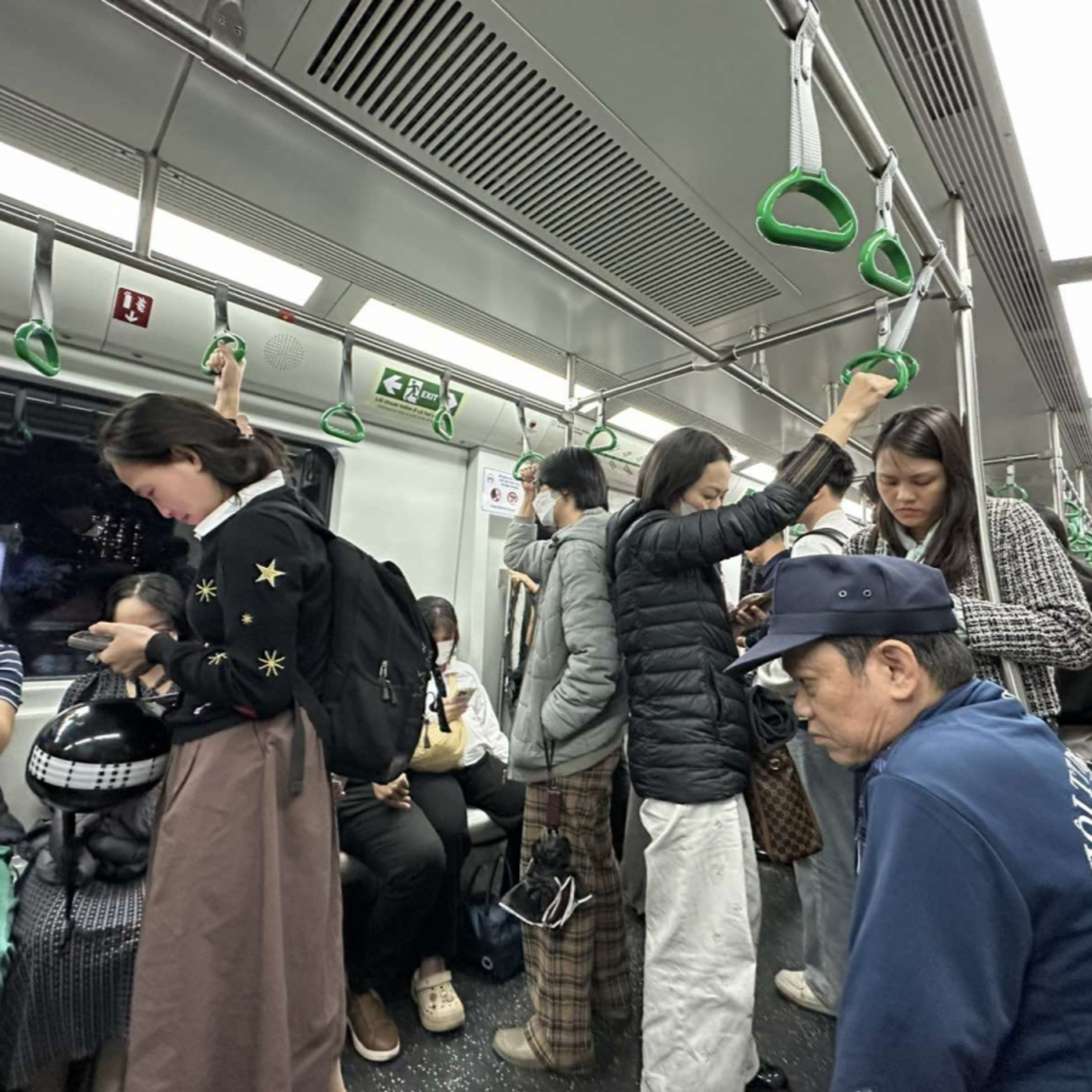 Tin trong nước - Giá xăng tăng, nhiều người dân lựa chọn di chuyển bằng phương tiện công cộng ở Hà Nội