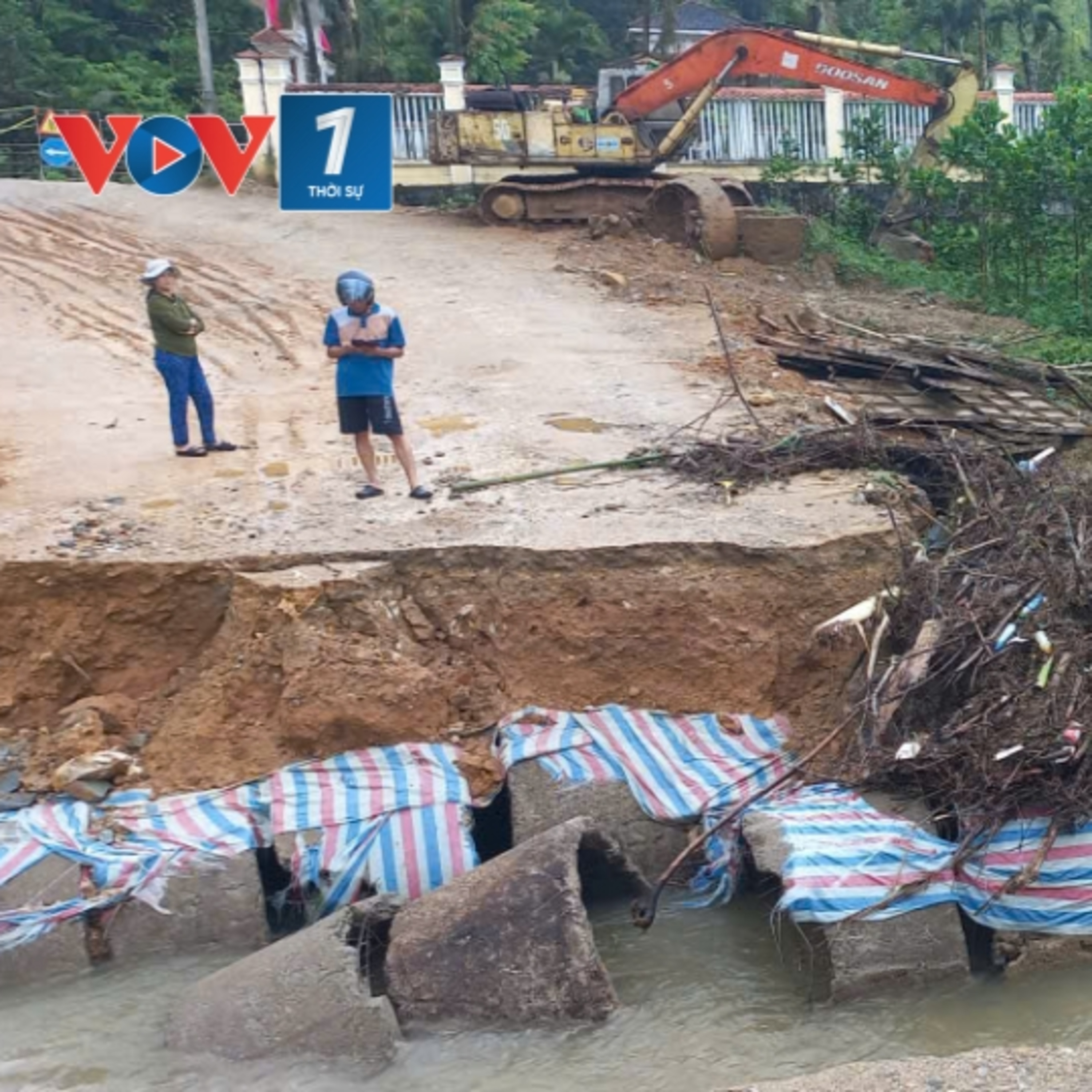 Tin trong nước - Mở đường tạm băng núi, đảm bảo hơn 2.200 cử tri vùng núi Đà Nẵng đi bầu cử