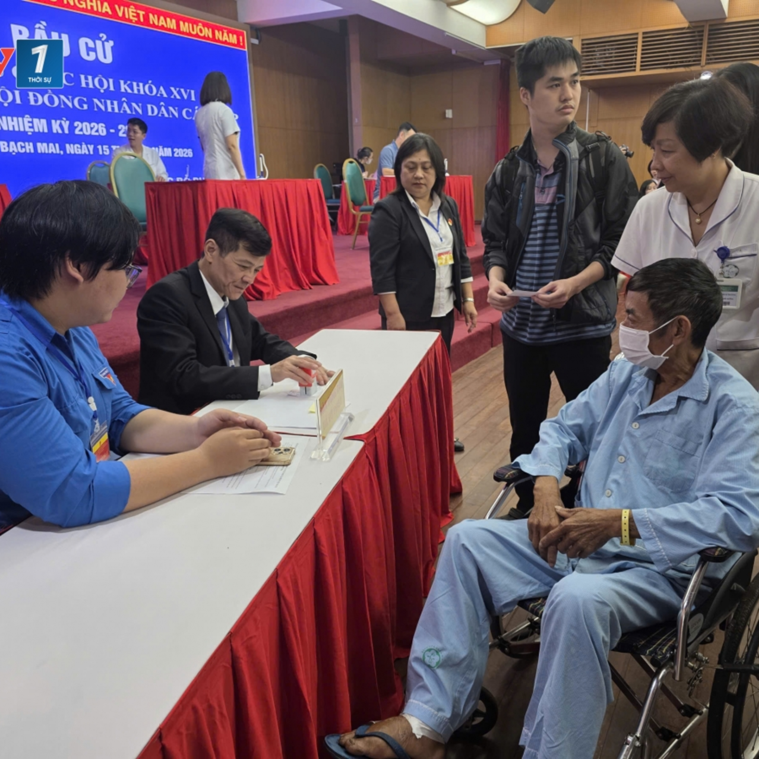 Tin trong nước - Hòm phiếu di động – mang không khí ngày hội bầu cử đến với bệnh nhân