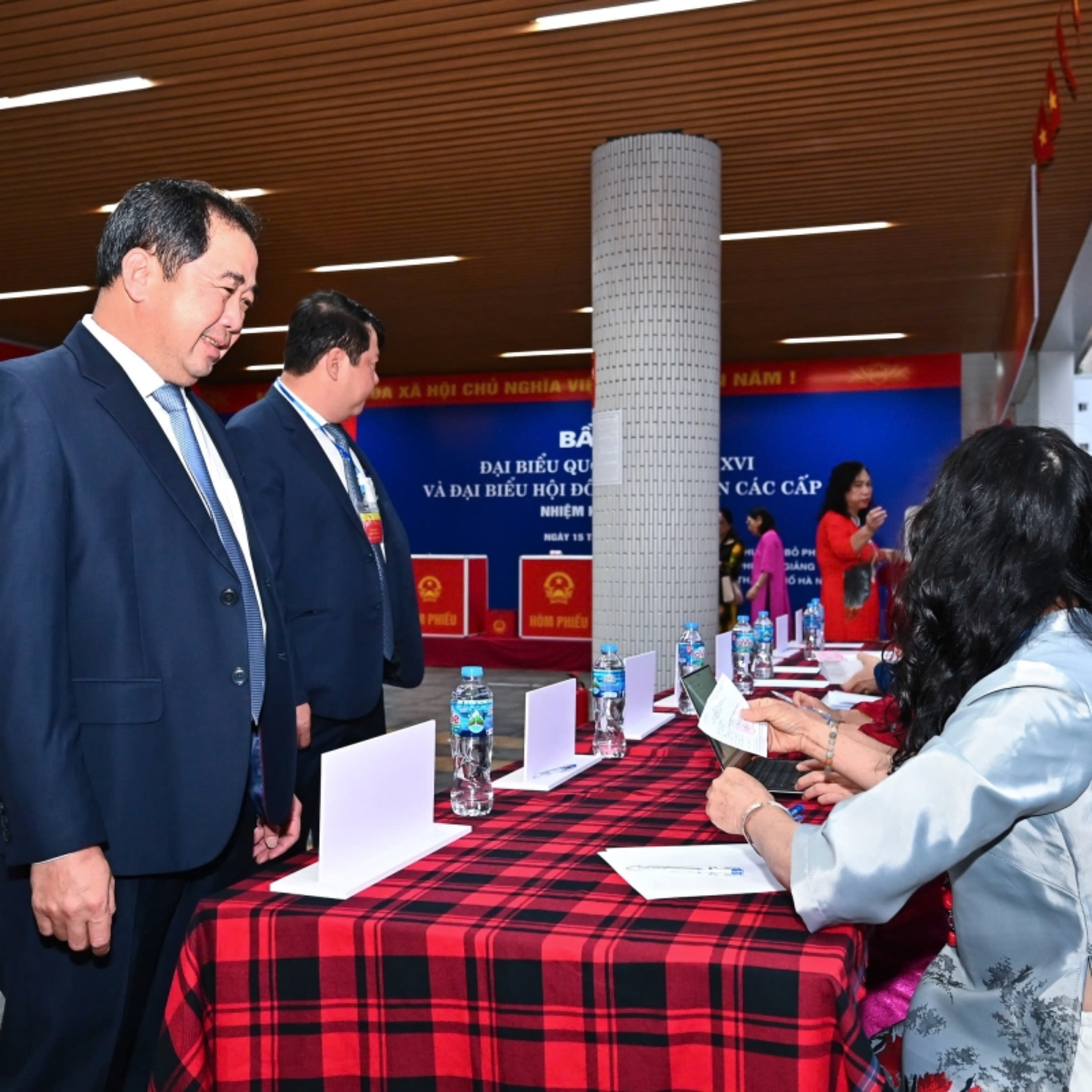 Tin trong nước - Ủy viên Bộ Chính trị Trần Đức Thắng thực hiện quyền cử tri tại phường Giảng Võ