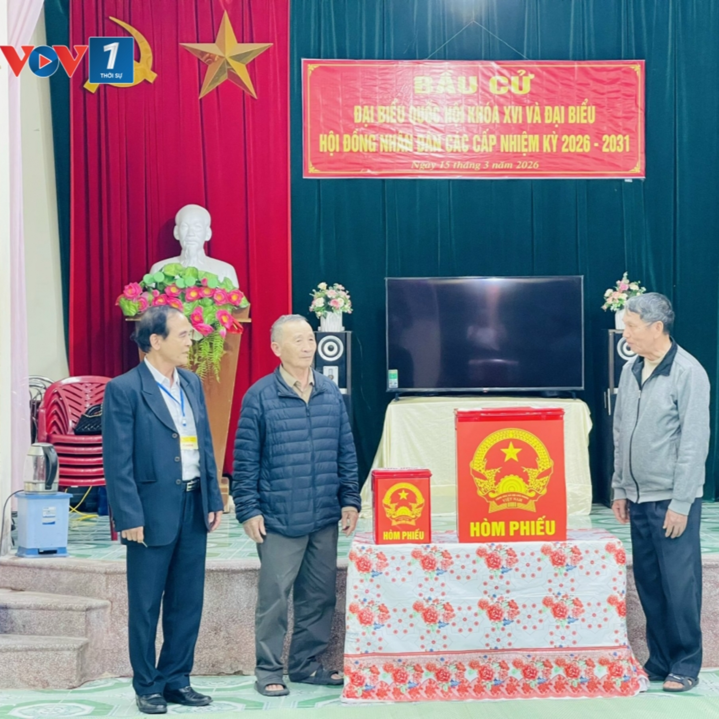 Tin trong nước - Xã Tiền Hải (tỉnh Hưng Yên): Cử tri chứng kiến mở hòm phiếu và kiểm phiếu