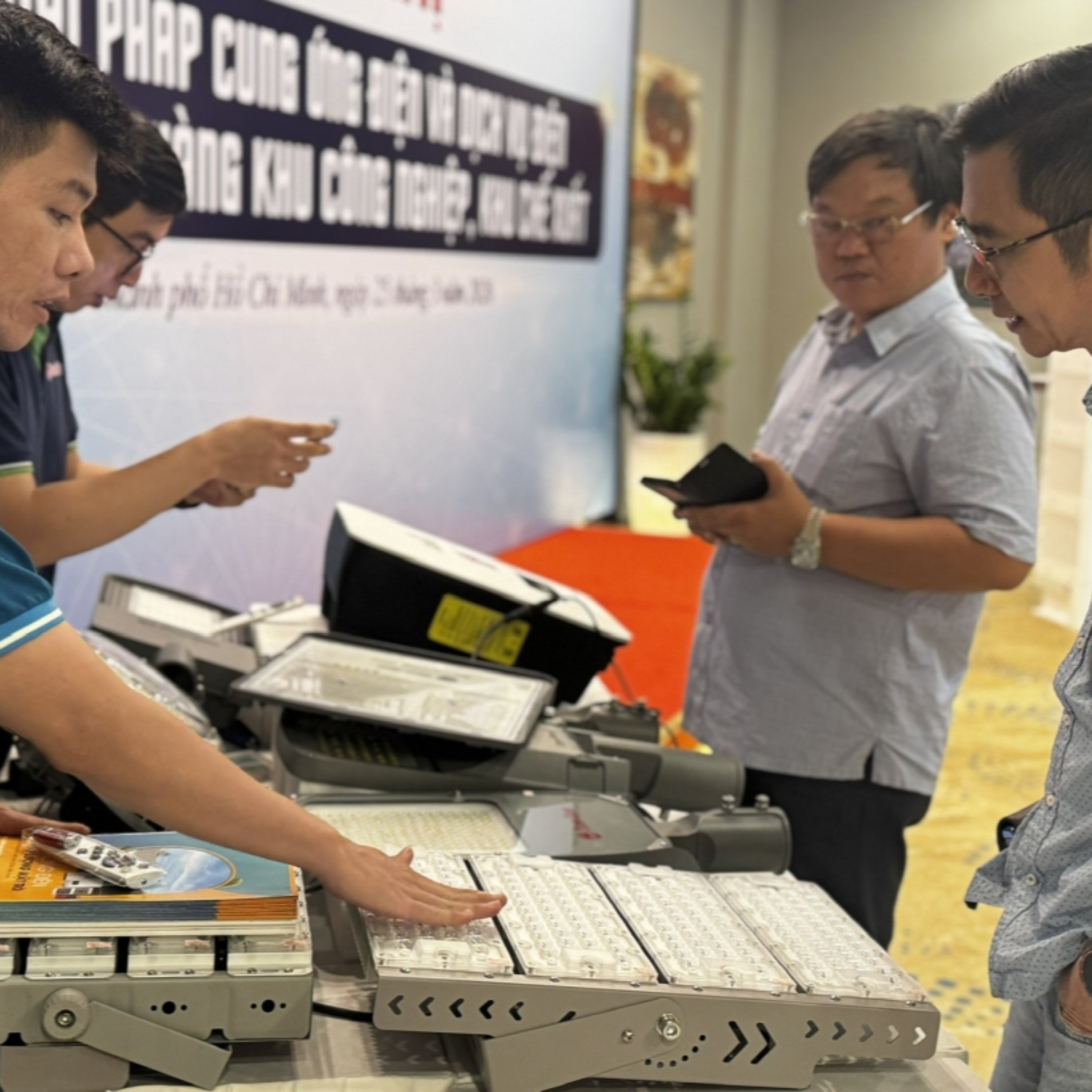 Tin Đời sống & Xã hội - Bước vào cao điểm mùa khô, ngành Điện TP.HCM đẩy mạnh vận động tiết kiệm điện