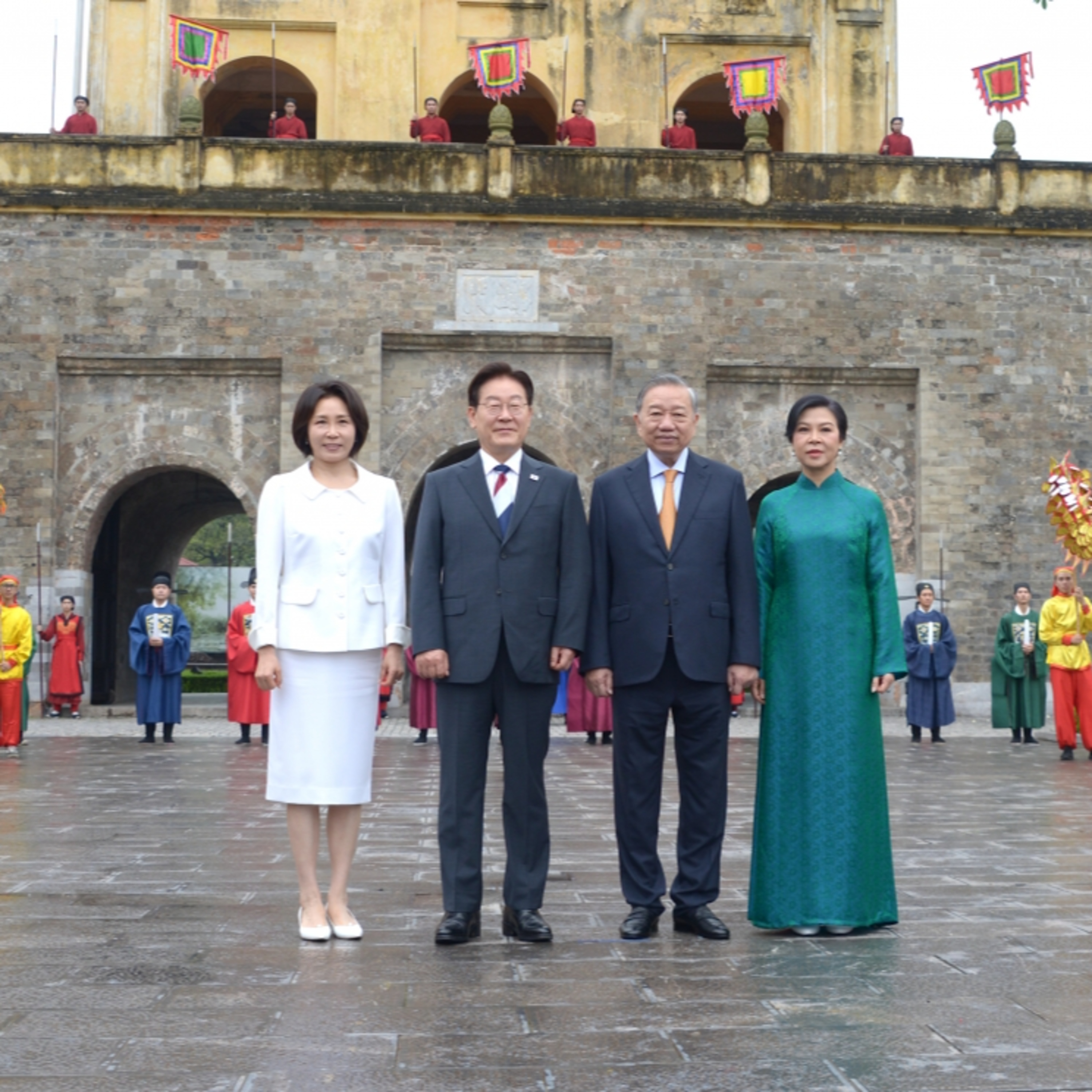 Tin Chính trị - Tổng Bí thư, Chủ tịch nước và Phu nhân chủ trì Chương trình hữu nghị đặc biệt tại Hoàng Thành Thăng