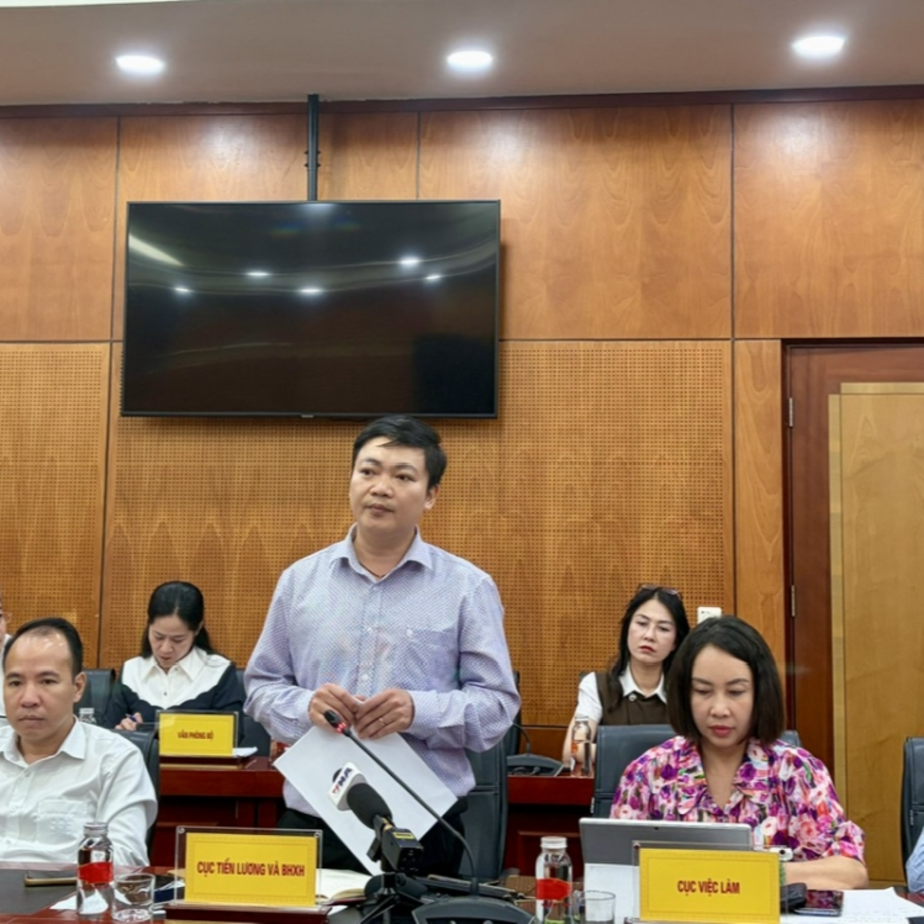 Tin Chính trị - Bộ Nội vụ: Bộ Chính trị thống nhất điều chỉnh tăng mức lương cơ sở lên 2,53 triệu đồng từ 1/7/2026