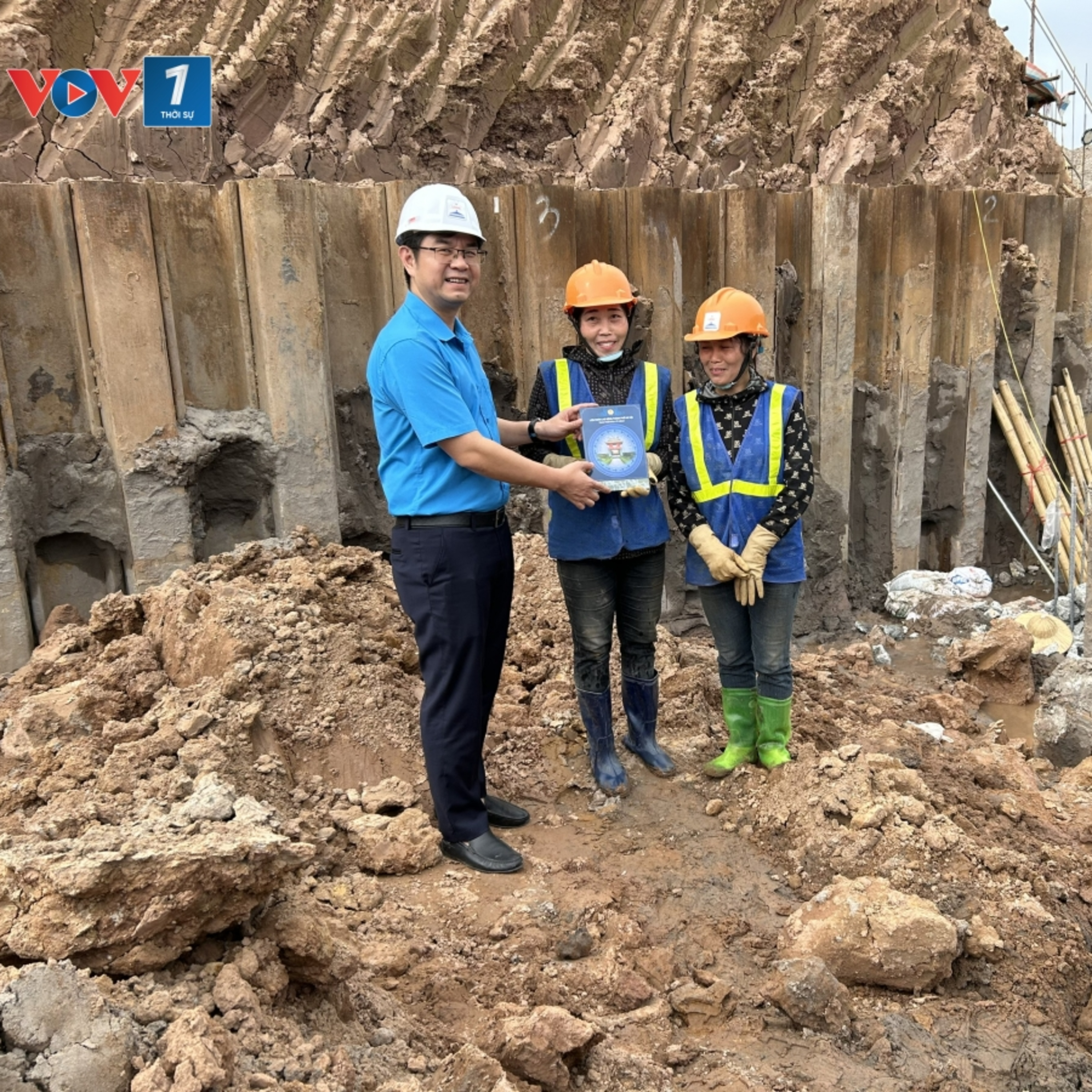 Tin Đời sống & Xã hội - Công đoàn Hà Nội thăm, tặng quà công nhân thi công trên các công trình khẩn cấp