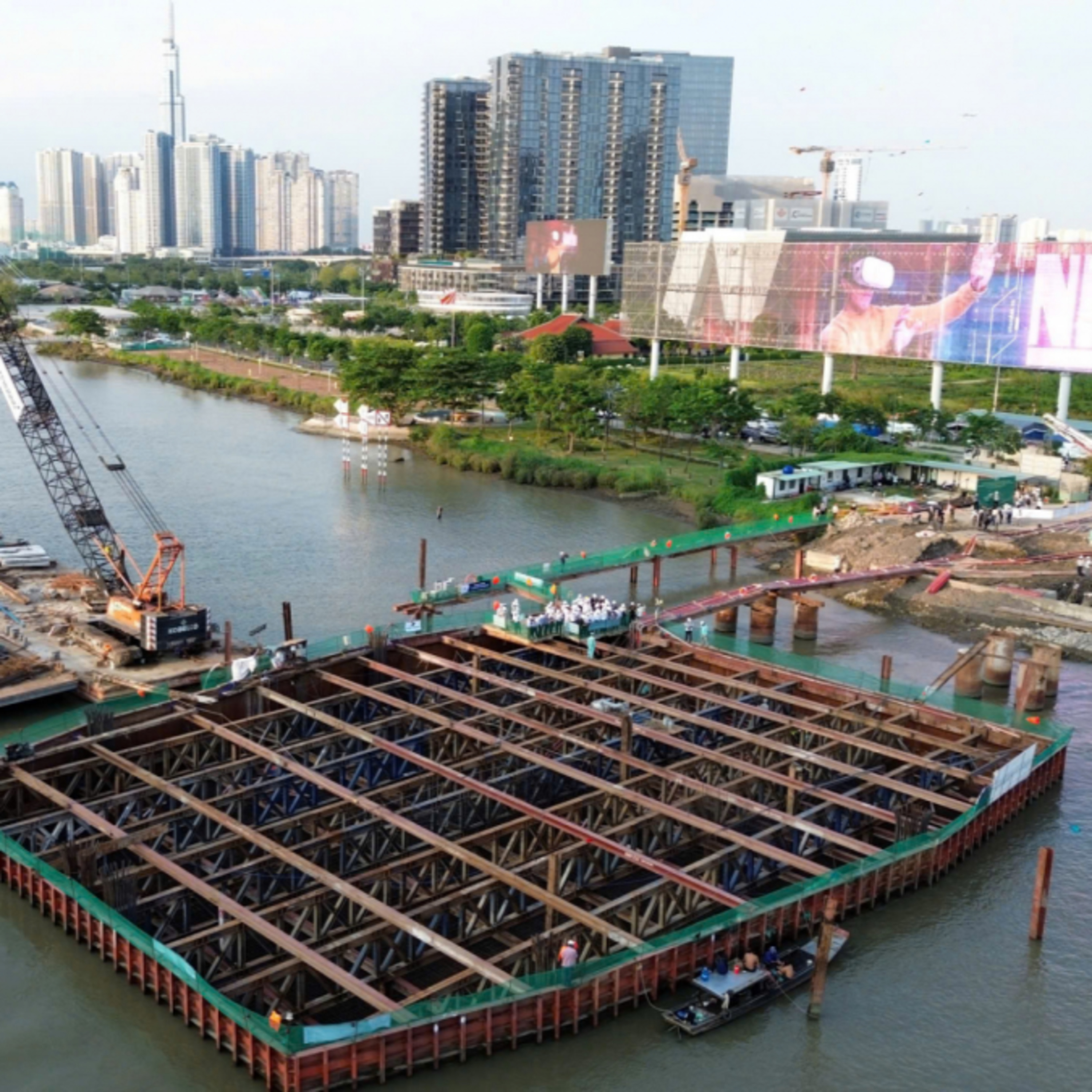 Tin Đời sống & Xã hội - Cầu đi bộ qua sông Sài Gòn đổ mẻ bê tông đầu tiên, dự kiến về đích dịp 2/9