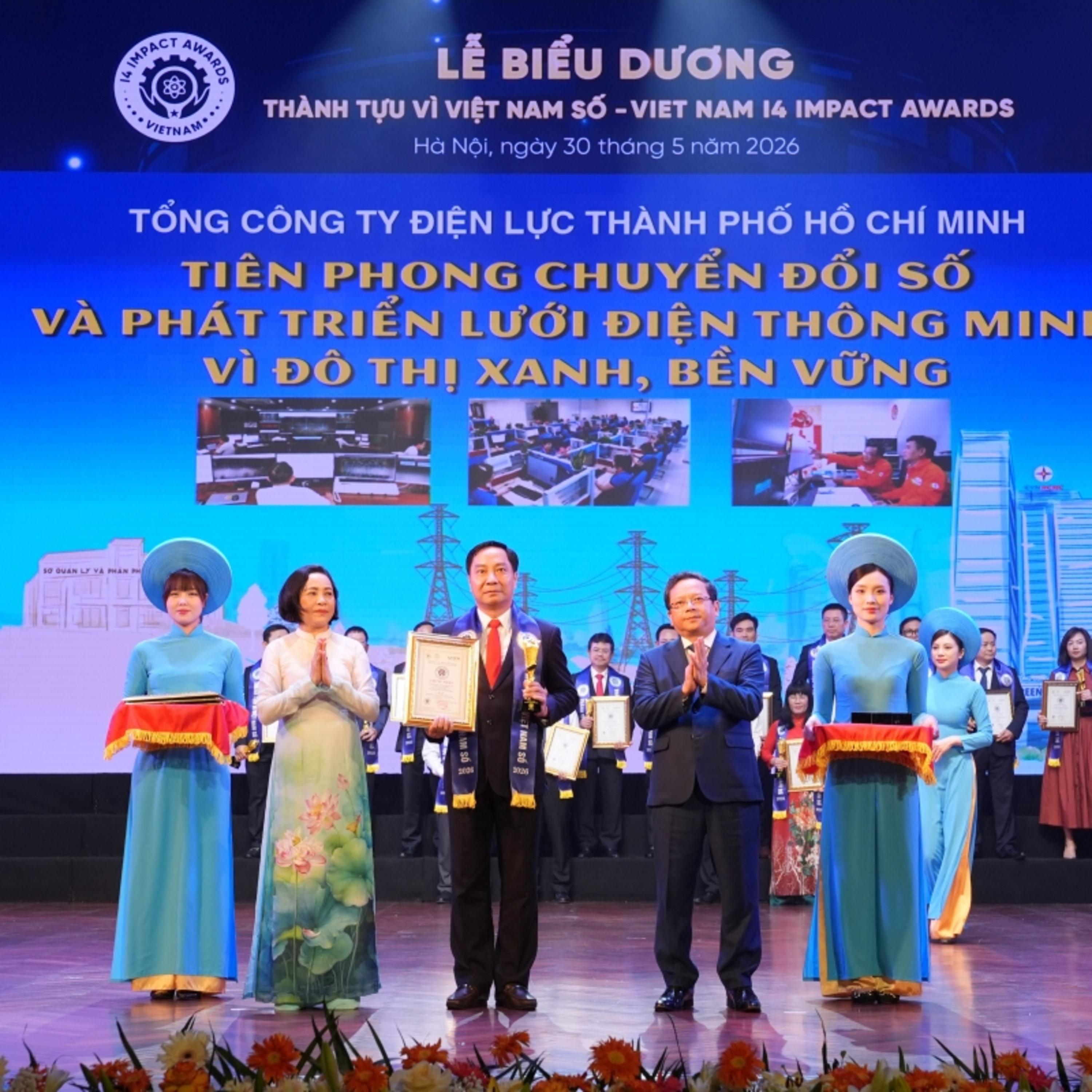Tin Kinh tế - EVNHCMC và Chủ tịch Hội đồng thành viên Phạm Quốc Bảo được vinh danh thành tựu vì Việt Nam số