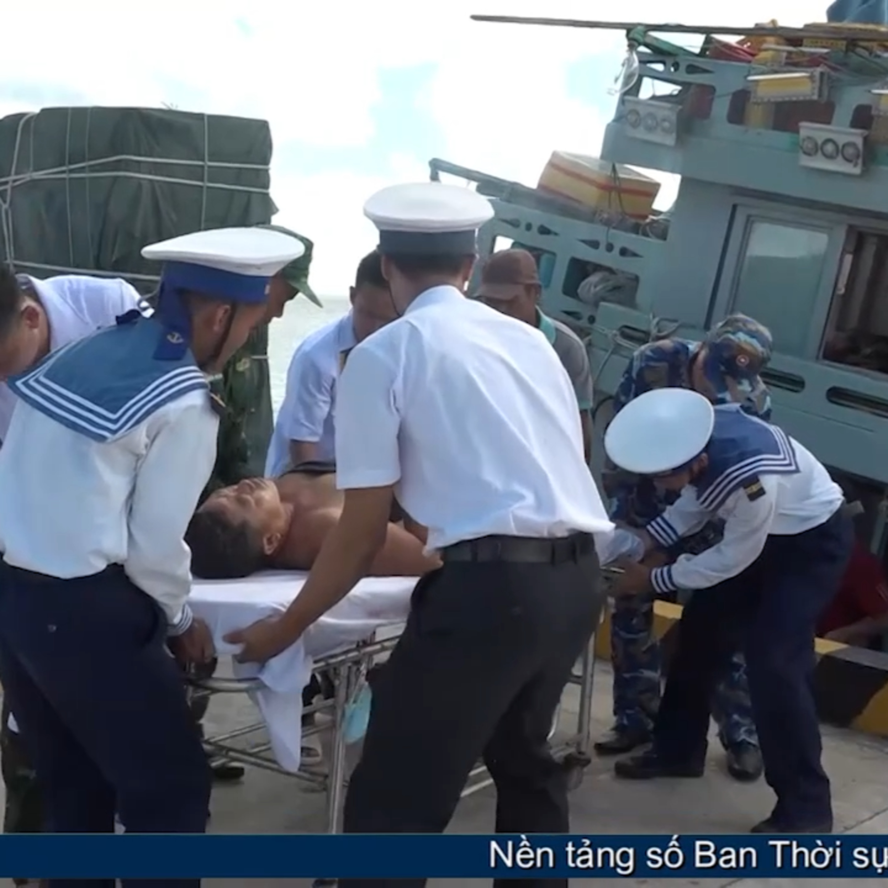 Tin Nông nghiệp & Biển đảo - Đảo Trường Sa cấp cứu kịp thời ngư dân bị đứt lìa cẳng chân