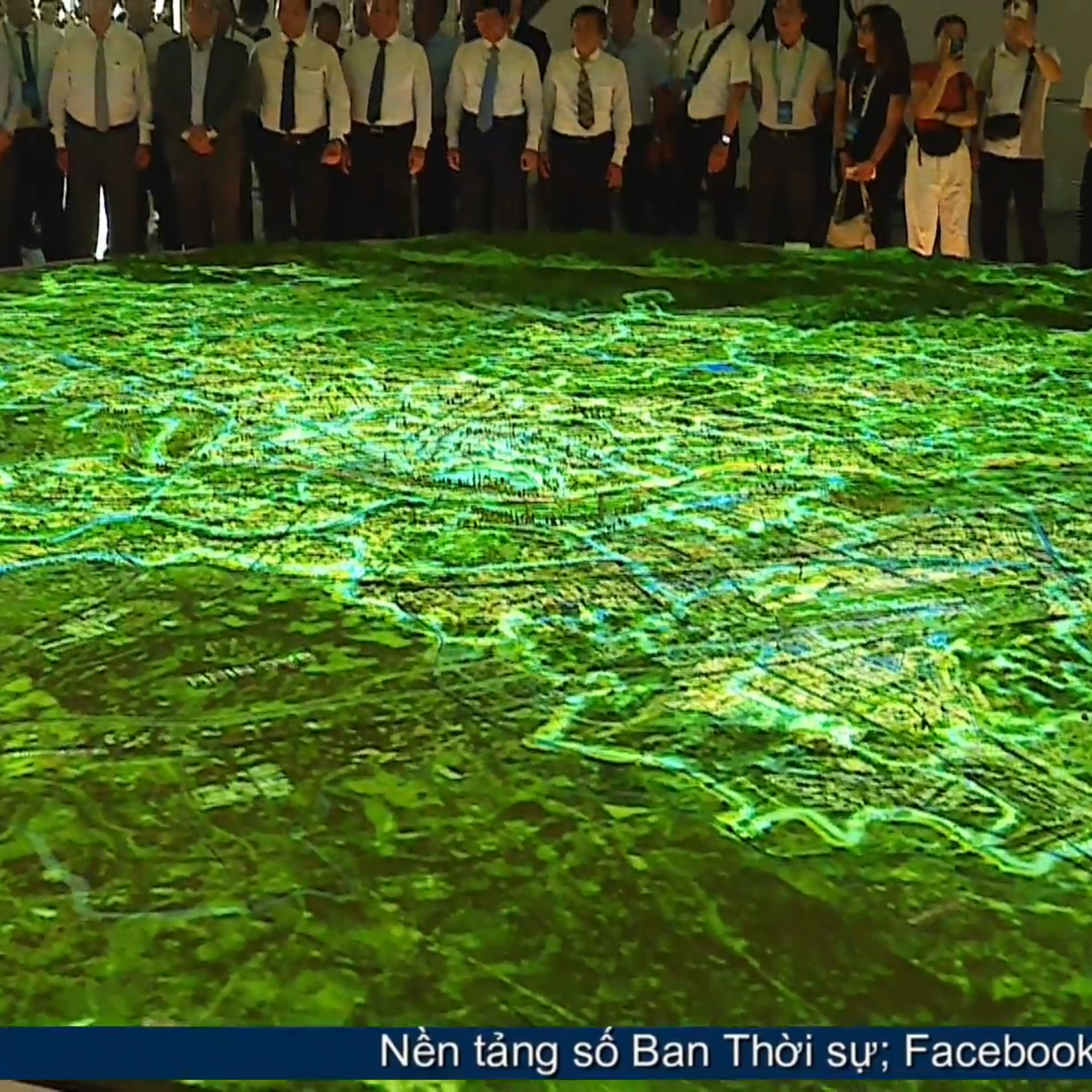 Tin trong nước - ĐÔNG ĐẢO NGƯỜI DÂN THAM QUAN TRIỂN LÃM QUY HOẠCH THỦ ĐÔ 100 NĂM