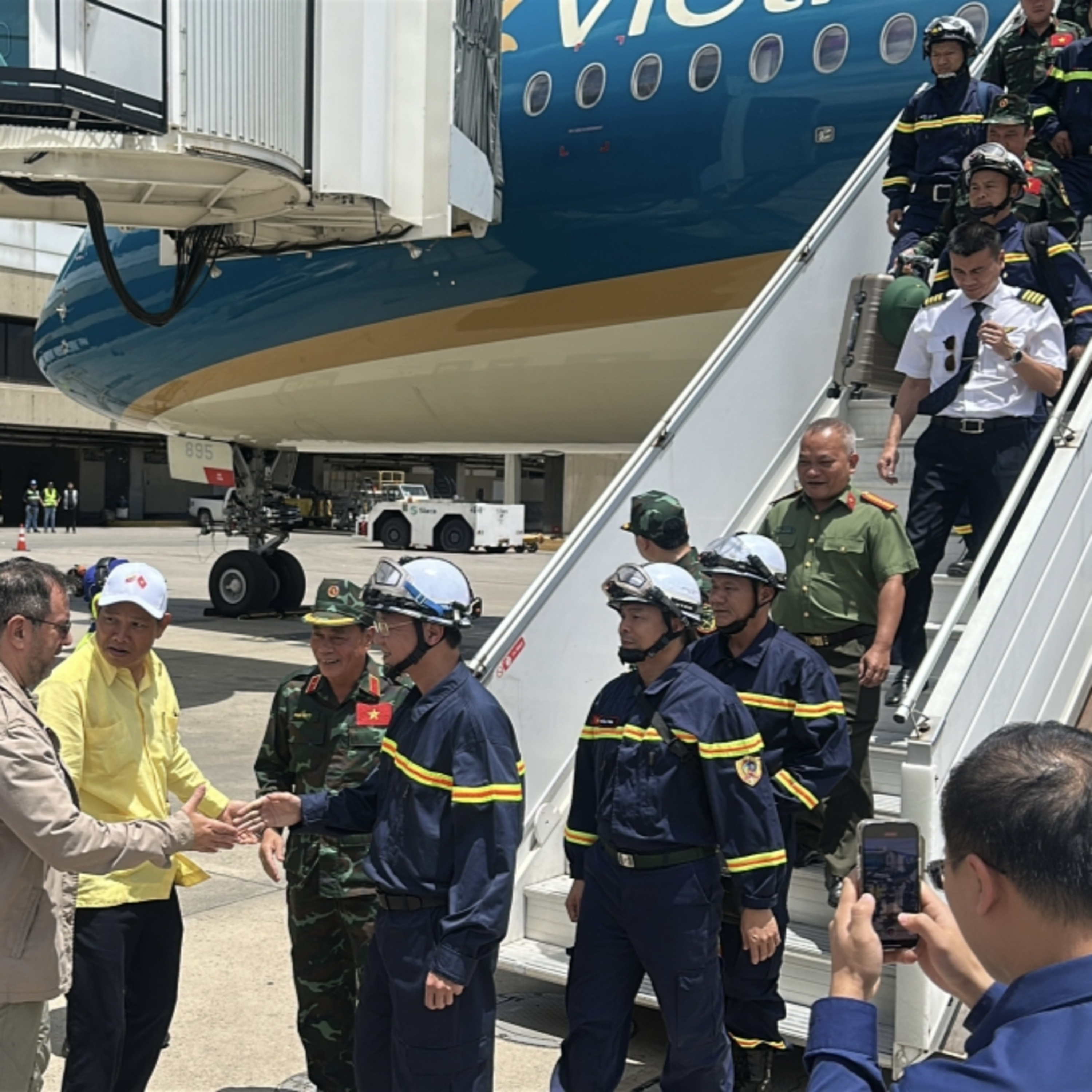 Tin thế giới - Đoàn cứu hộ Việt Nam tới Venezuela hỗ trợ khắc phục hậu quả động đất episode artwork