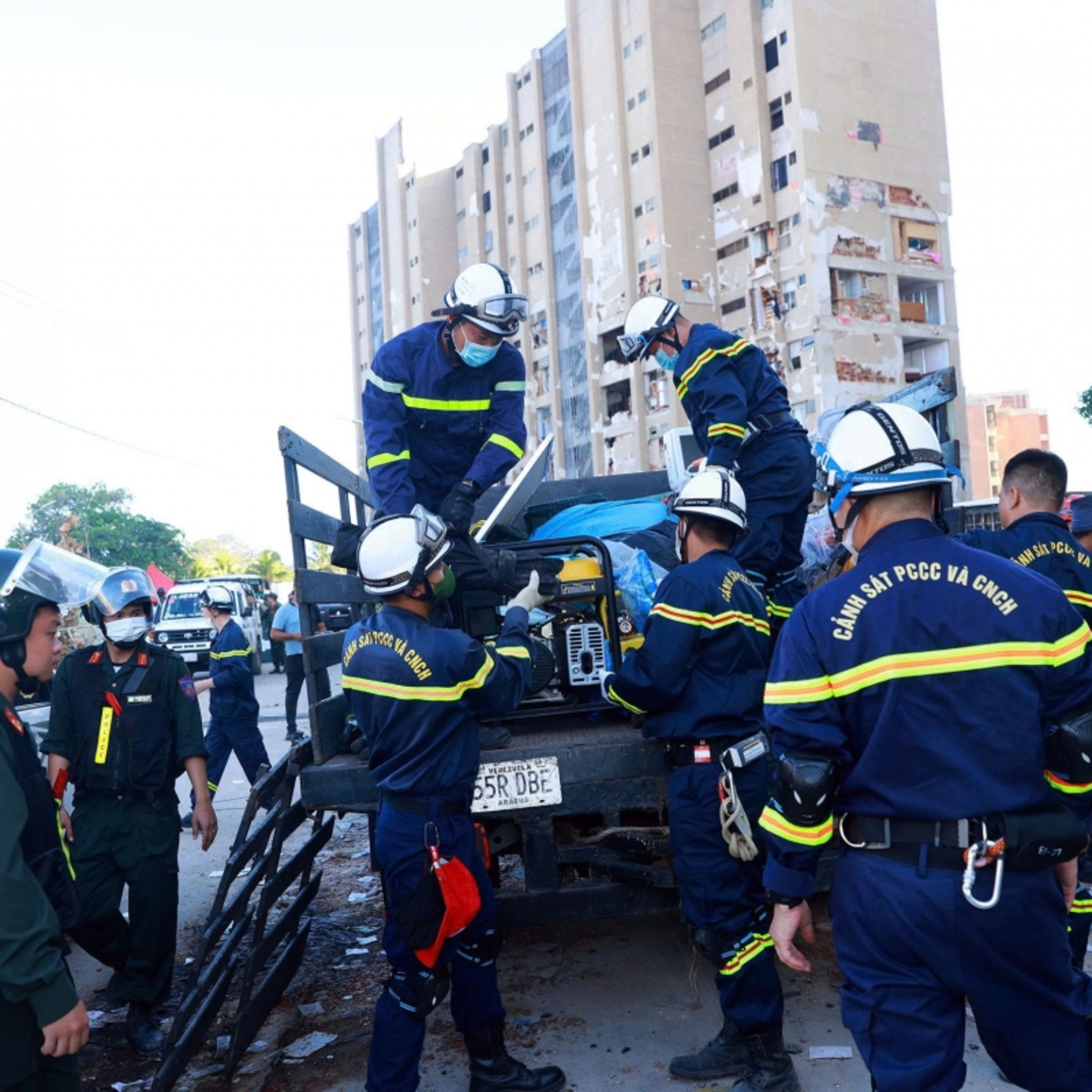 Tin Chính trị - Đoàn cứu nạn, cứu hộ Việt Nam đưa thêm 7 thi thể ra khỏi đống đổ nát ở Venezuela