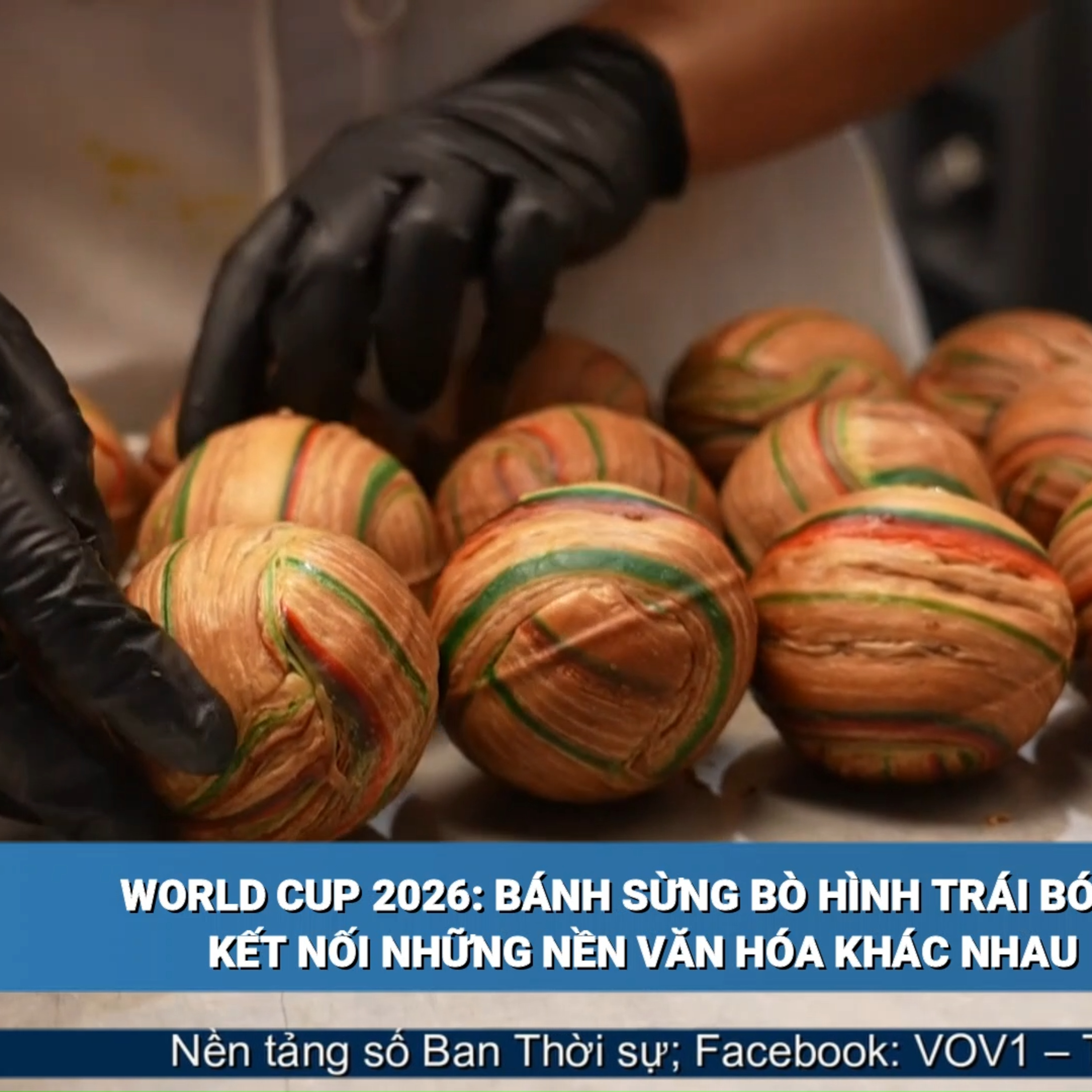 Tin quốc tế - World Cup 2026: Bánh sừng bò hình trái bóng kết nối những nền văn hóa khác nhau