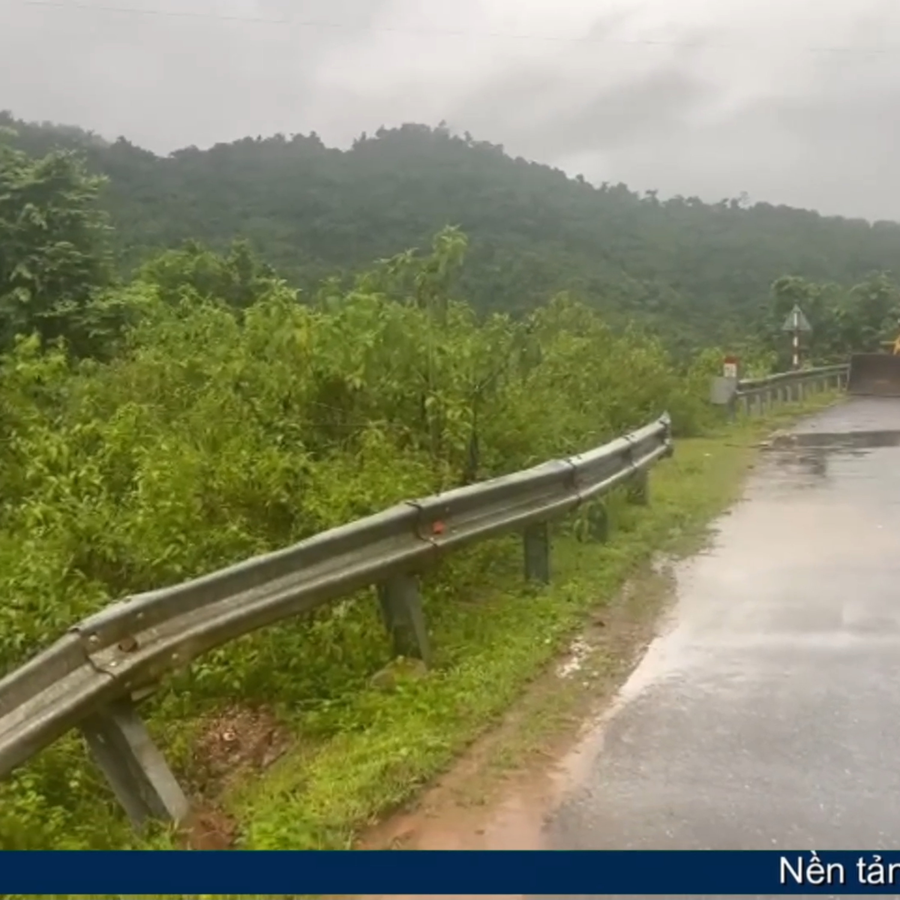 Tin trong nước - Mưa lũ làm đứt Quốc lộ 12, giao thông giữa Lai Châu và Điện Biên tạm thời bị chia cắt