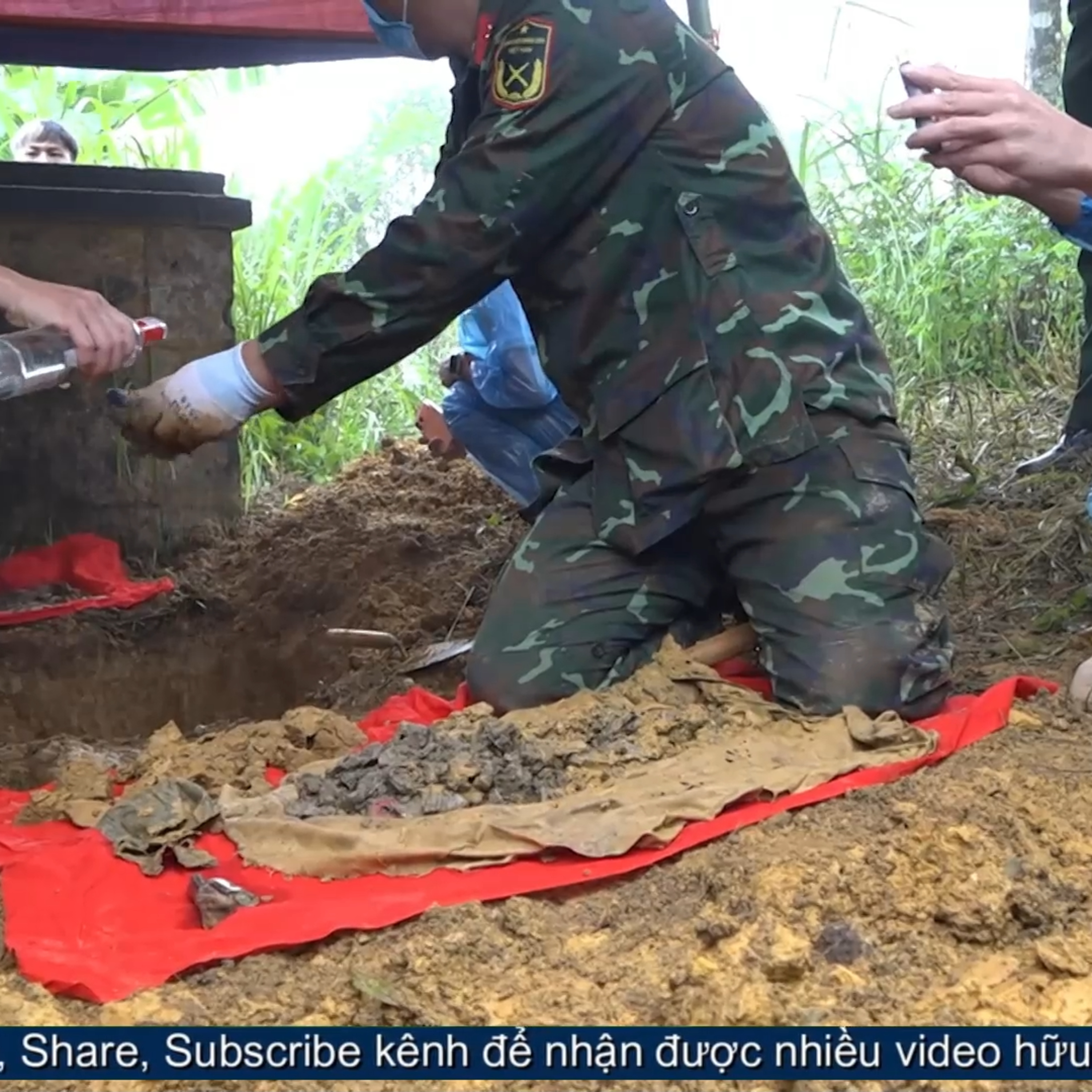 Chiến dịch "500 ngày đêm" - Điện Biên quy tập 2 phần mộ liệt sĩ tại đỉnh đèo Pha Đin episode artwork