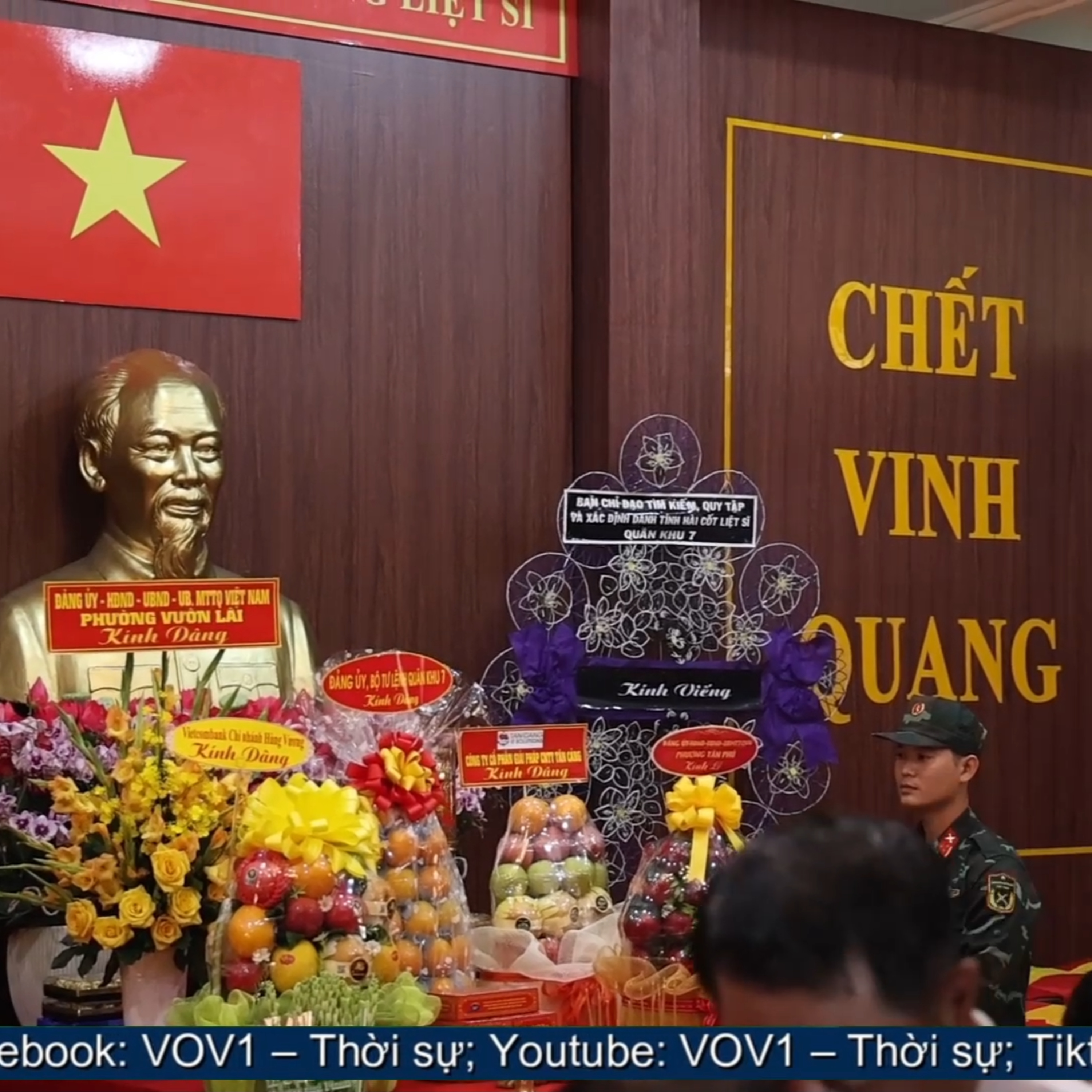 Tin Đời sống & Xã hội - Dòng người lặng lẽ nối dài viếng anh hùng liệt sĩ tại công viên Lê Thị Riêng