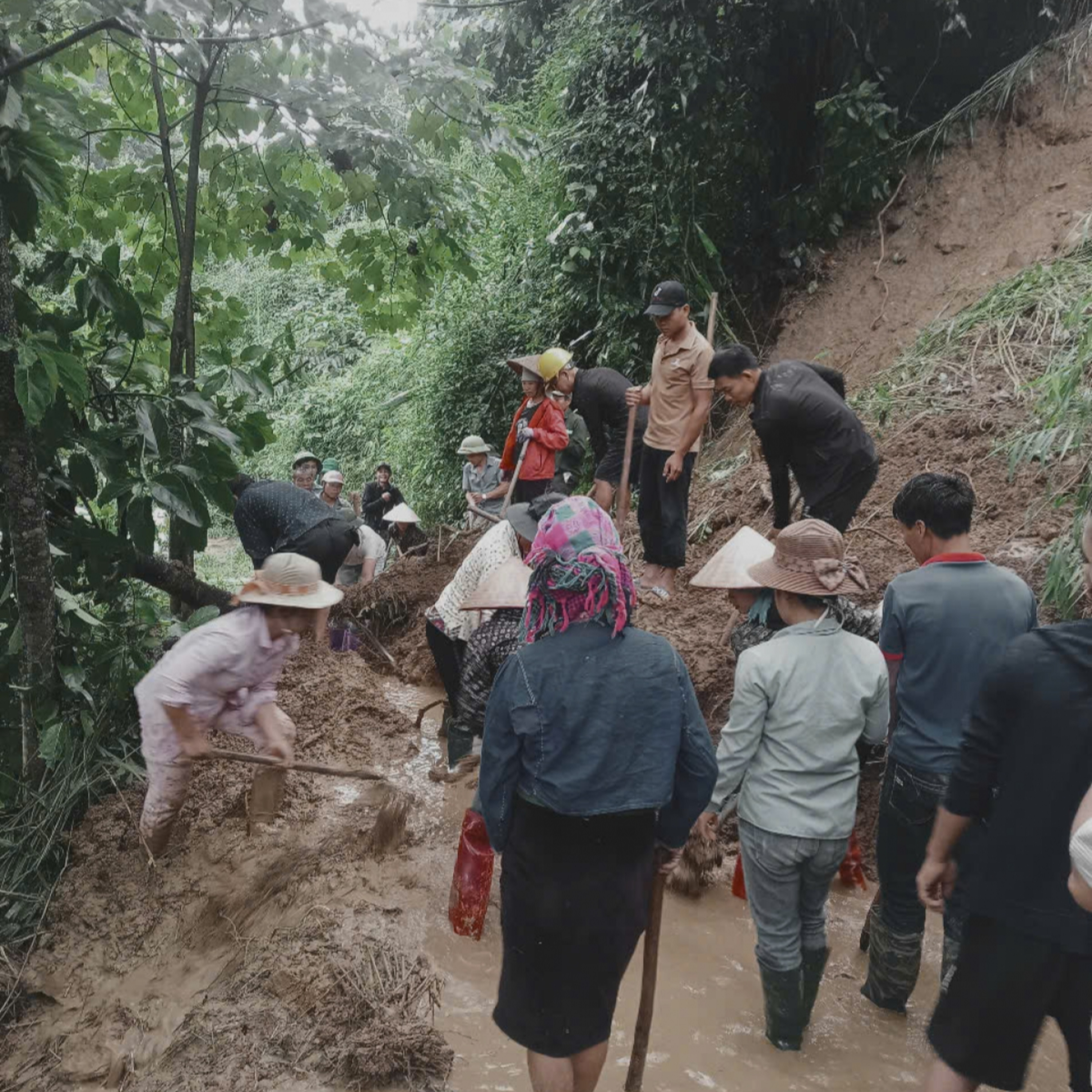 Tin trong nước - Dự báo mưa lớn, vùng cao Lào Cai khẩn trương ứng phó nguy cơ lũ quét, sạt lở