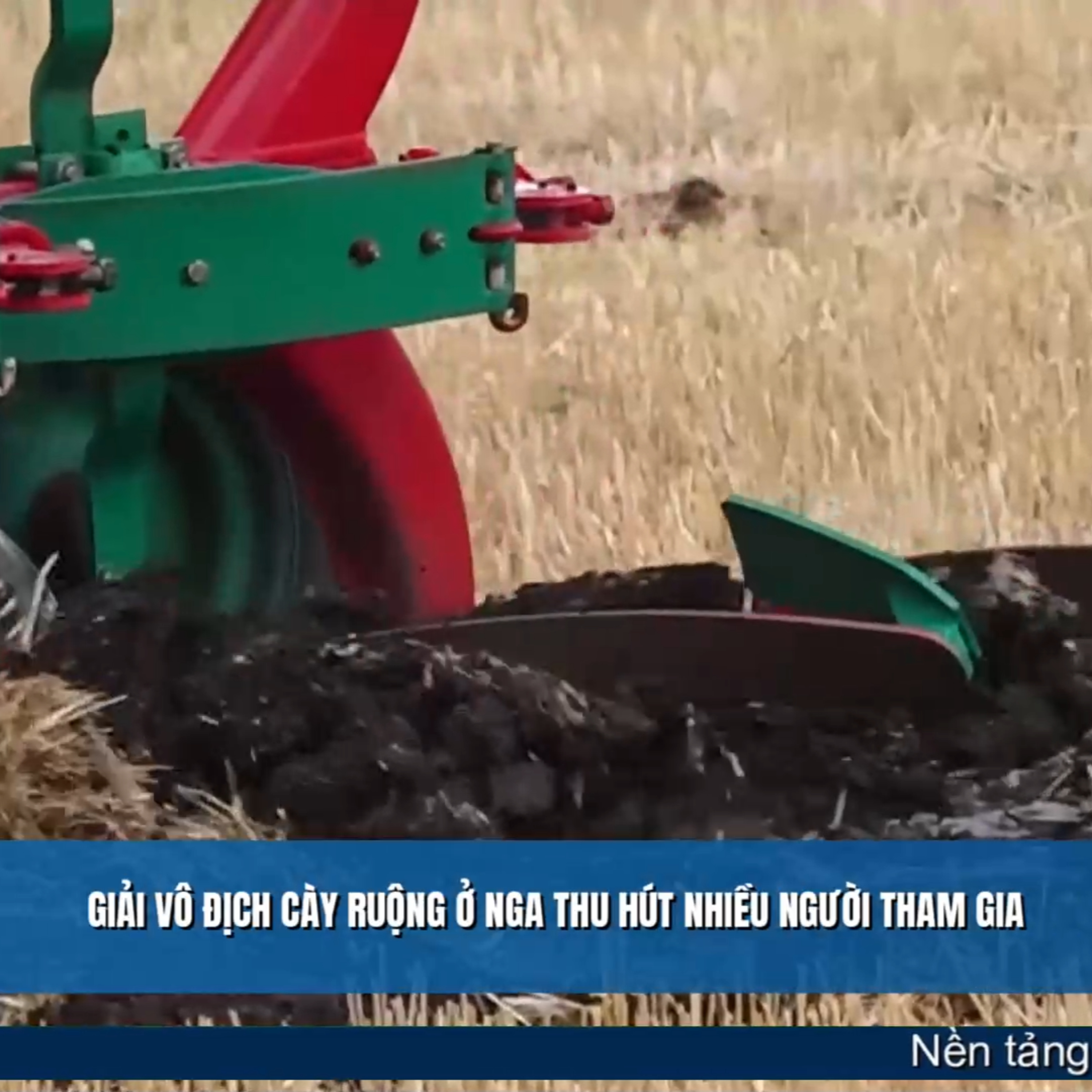 Tin quốc tế - Độc đáo: Giải vô địch cày ruộng ở Nga thu hút nhiều người tham gia