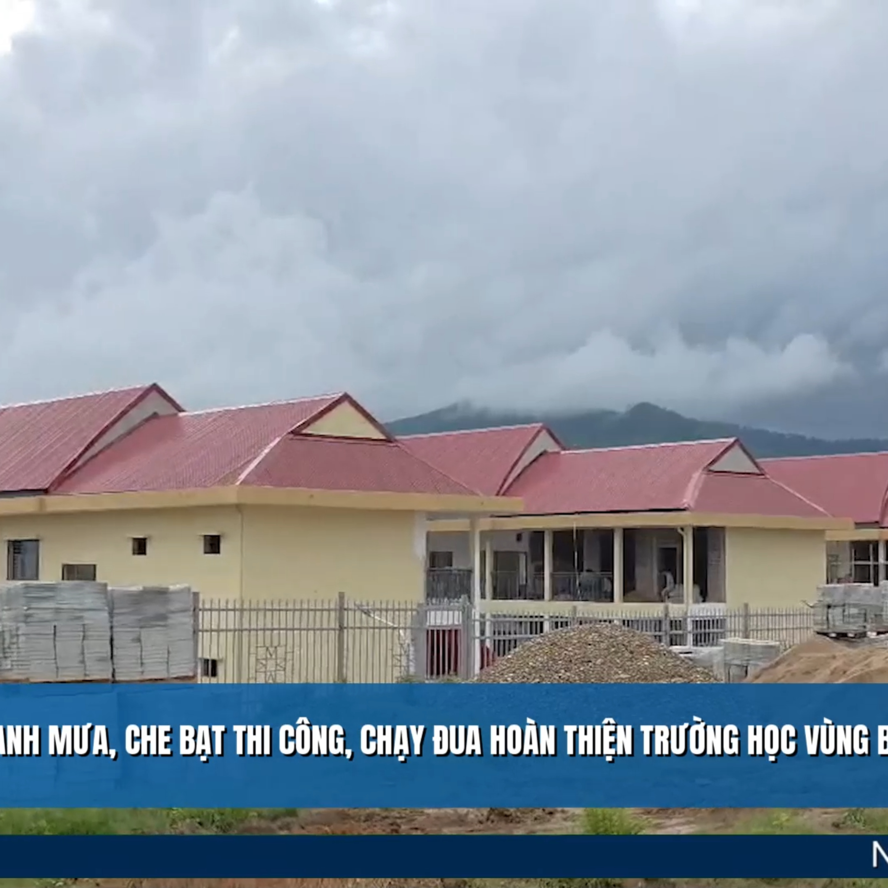 Tin trong nước - Canh mưa, che bạt thi công, chạy đua hoàn thiện trường học vùng biên Quảng Ngãi