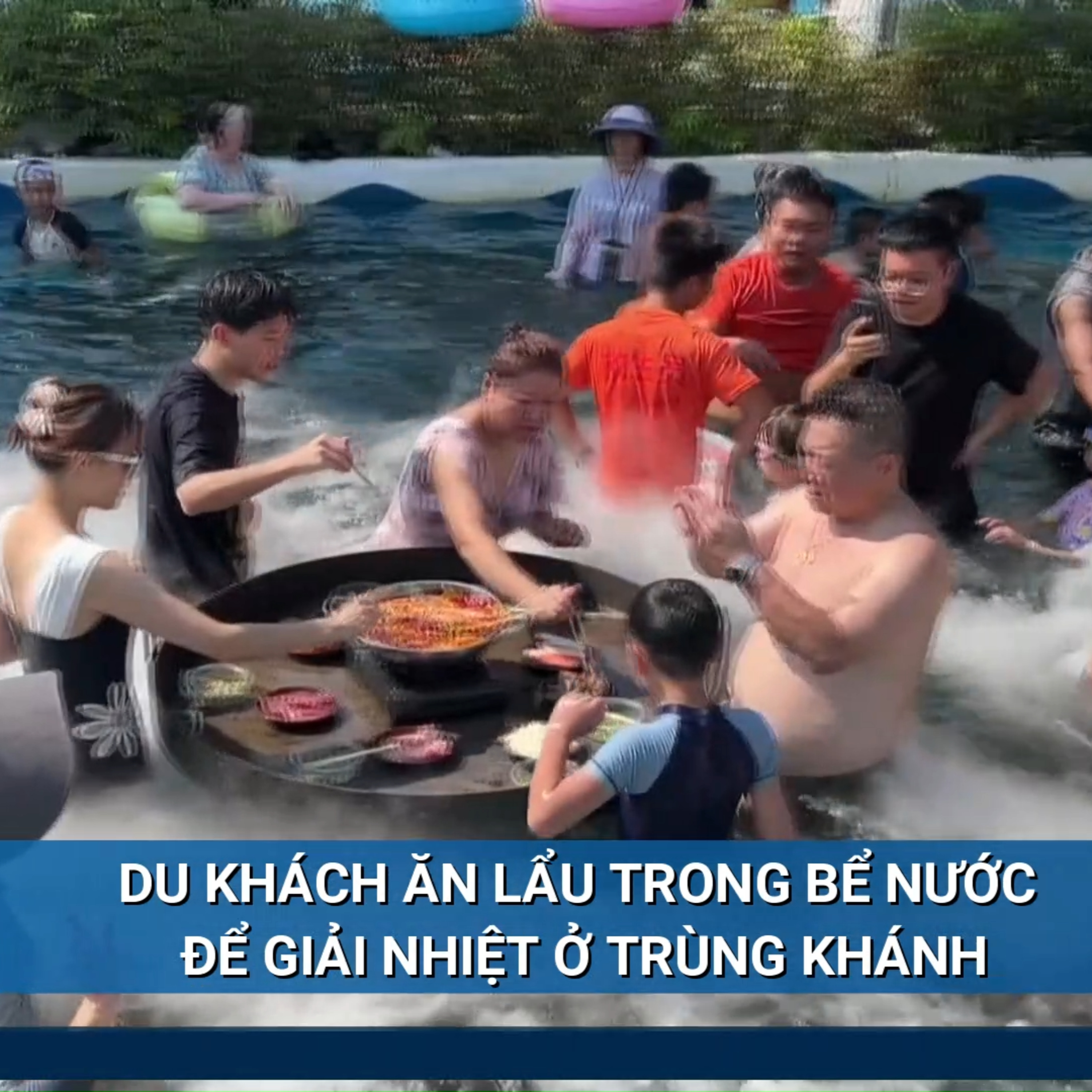 Tin quốc tế - Du khách ăn lẩu trong bể nước để giải nhiệt ở Trùng Khánh