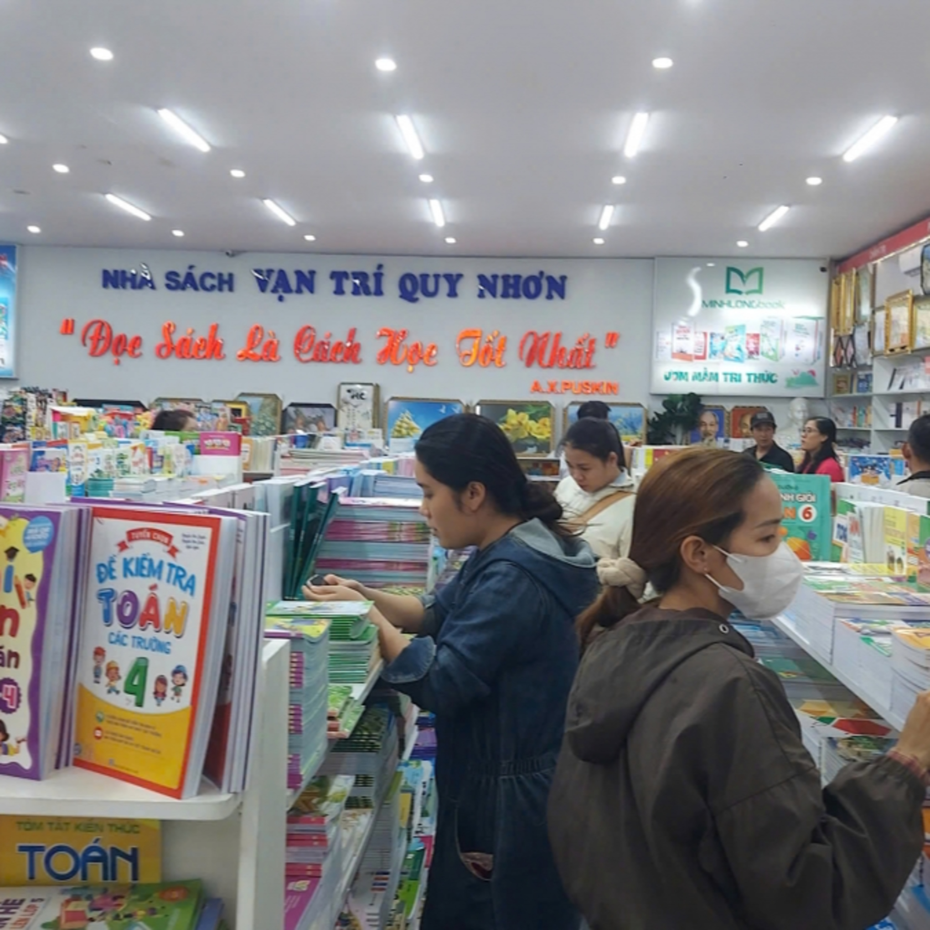 Tin Đời sống & Xã hội - Khan hiếm sách giáo khoa, phụ huynh- học sinh ở Gia Lai khó mua đủ bộ