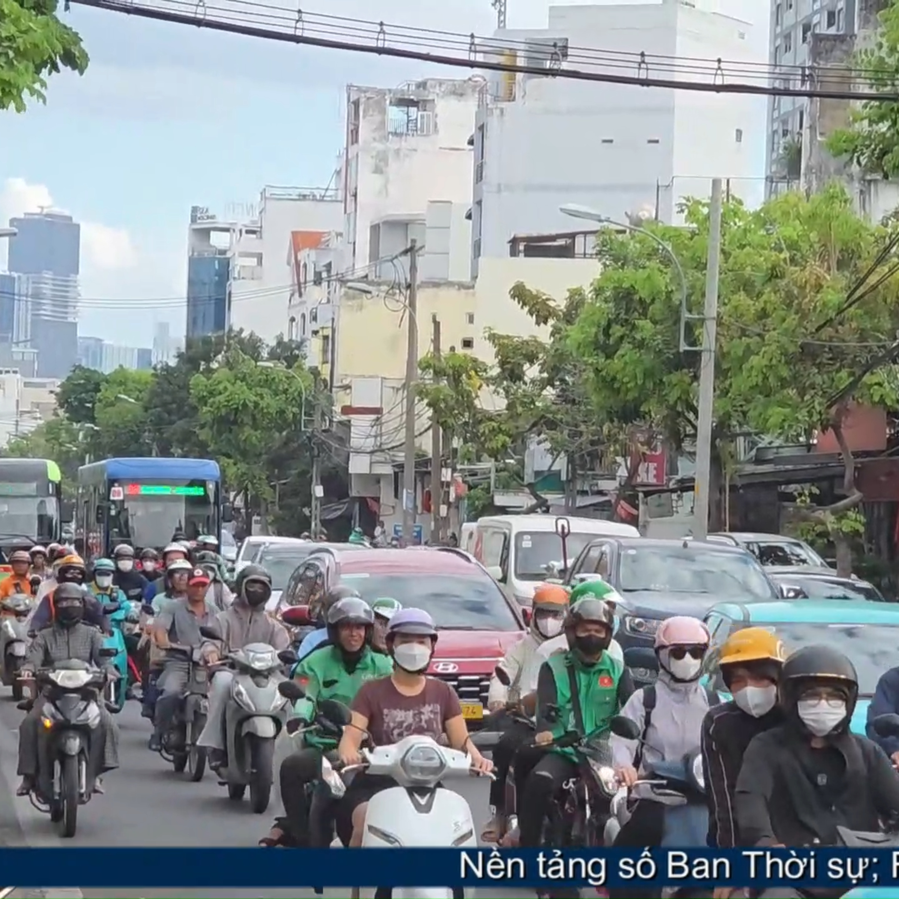 Tin trong nước - Người dân TP.HCM bắt đầu ra bến xe, sân bay, cửa ngõ đông đúc