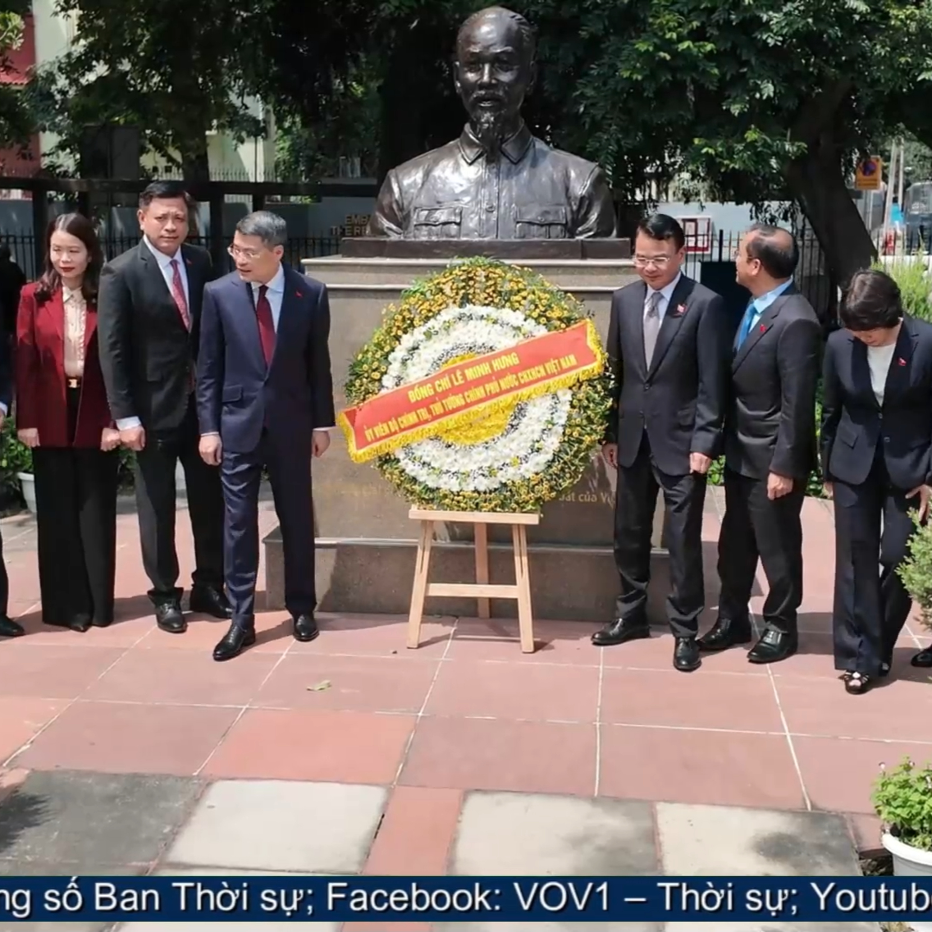 Tin chính trị - Thủ tướng Lê Minh Hưng dâng hoa tại tượng Bác Hồ ở New Delhi
