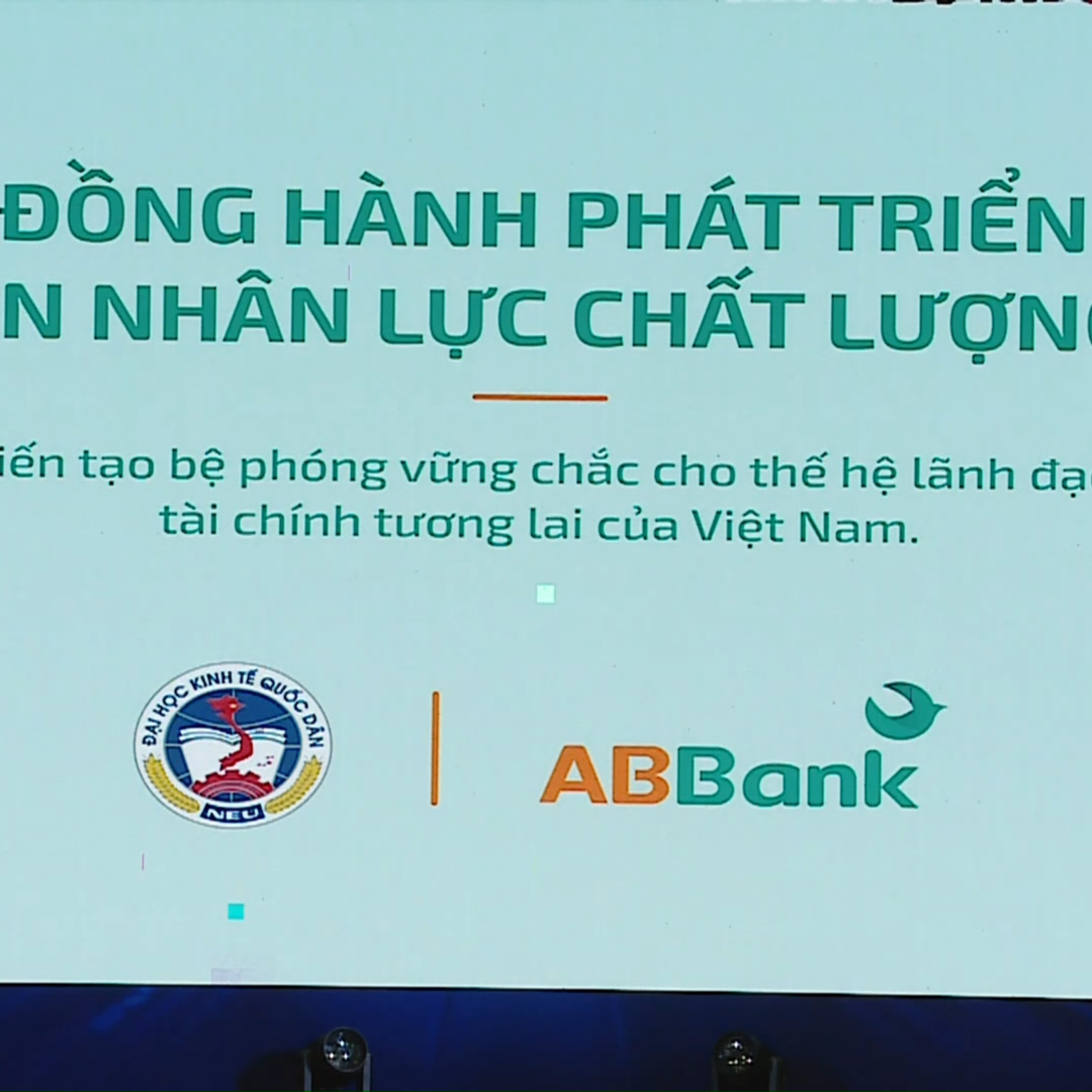 Tin trong nước - ĐH Kinh tế Quốc dân và ABBANK ký kết thỏa thuận hợp tác, tăng cường kết nối đào tạo với thực tiễn