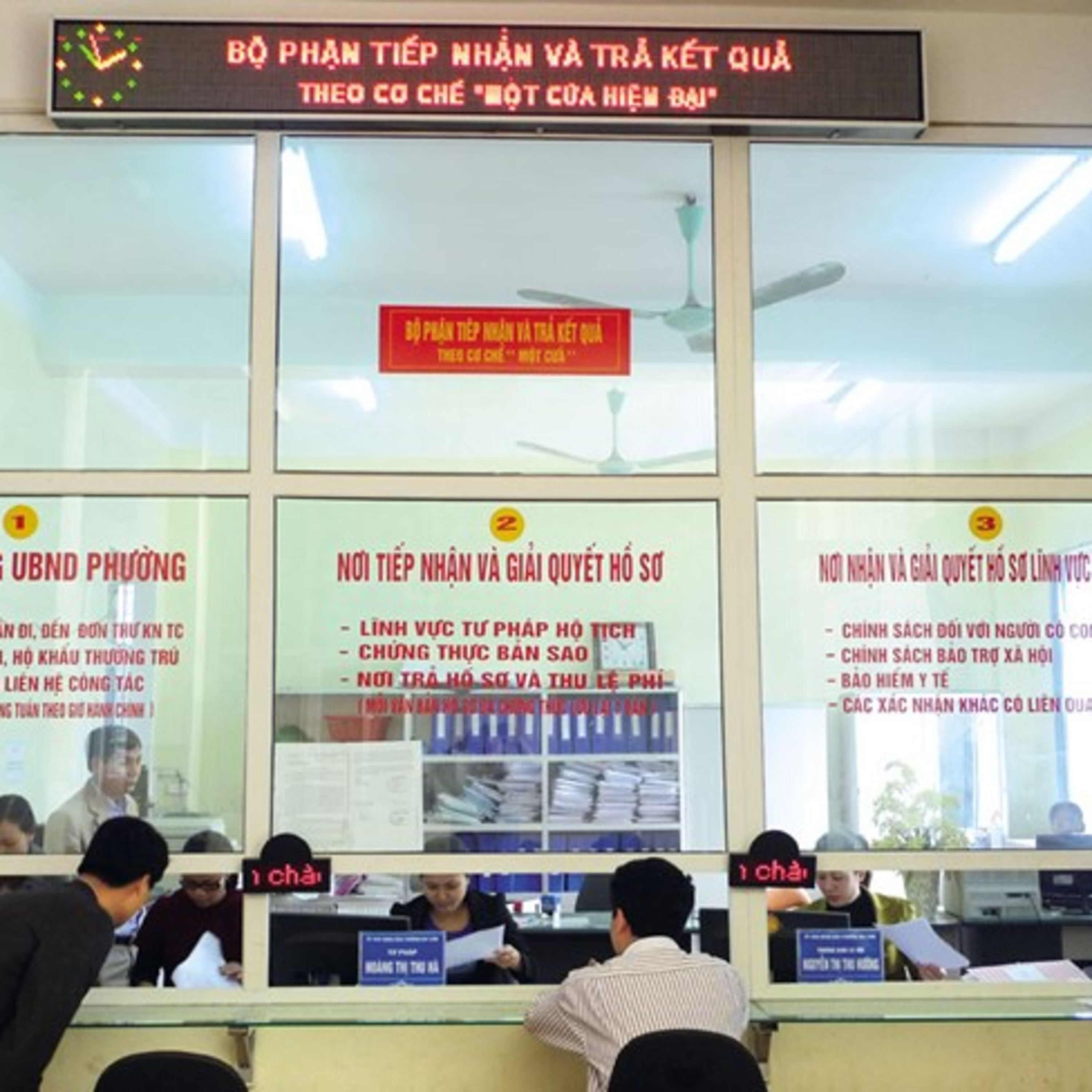 Chính phủ với người dân - Đẩy mạnh ứng dụng công nghệ tại bộ phận 1 cửa trong giải quyết thủ tục hành chính