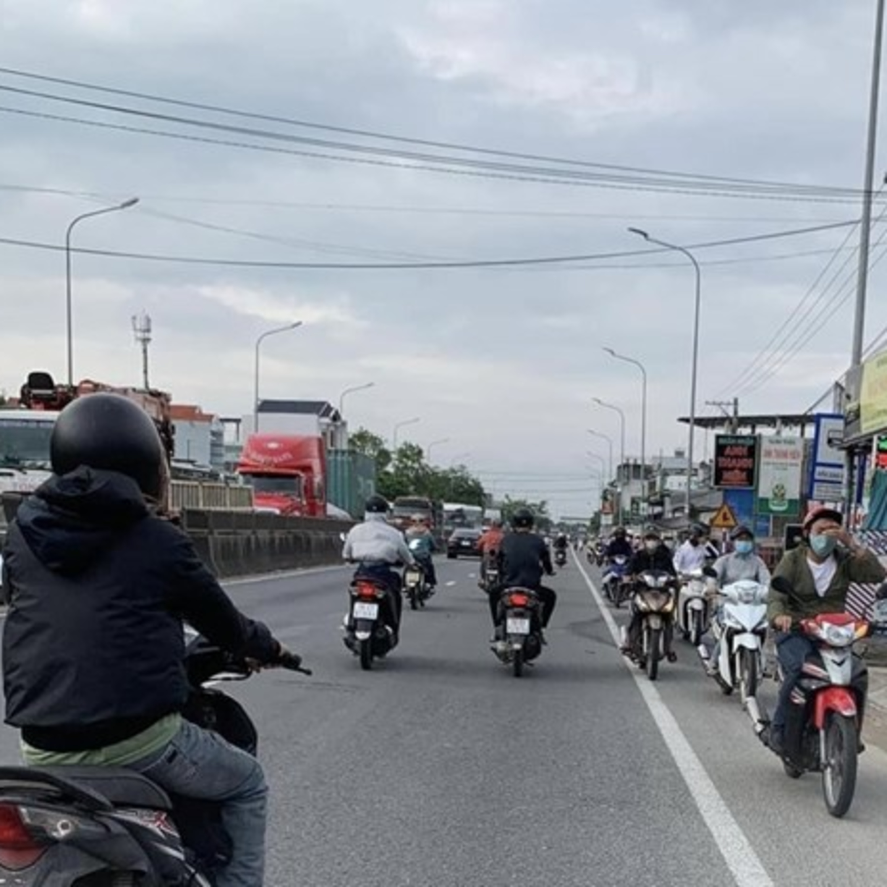 Pháp luật đời sống - Quảng Ngãi: Hiểm họa từ hành vi đi ngược chiều trên Quốc lộ 1A.  episode artwork