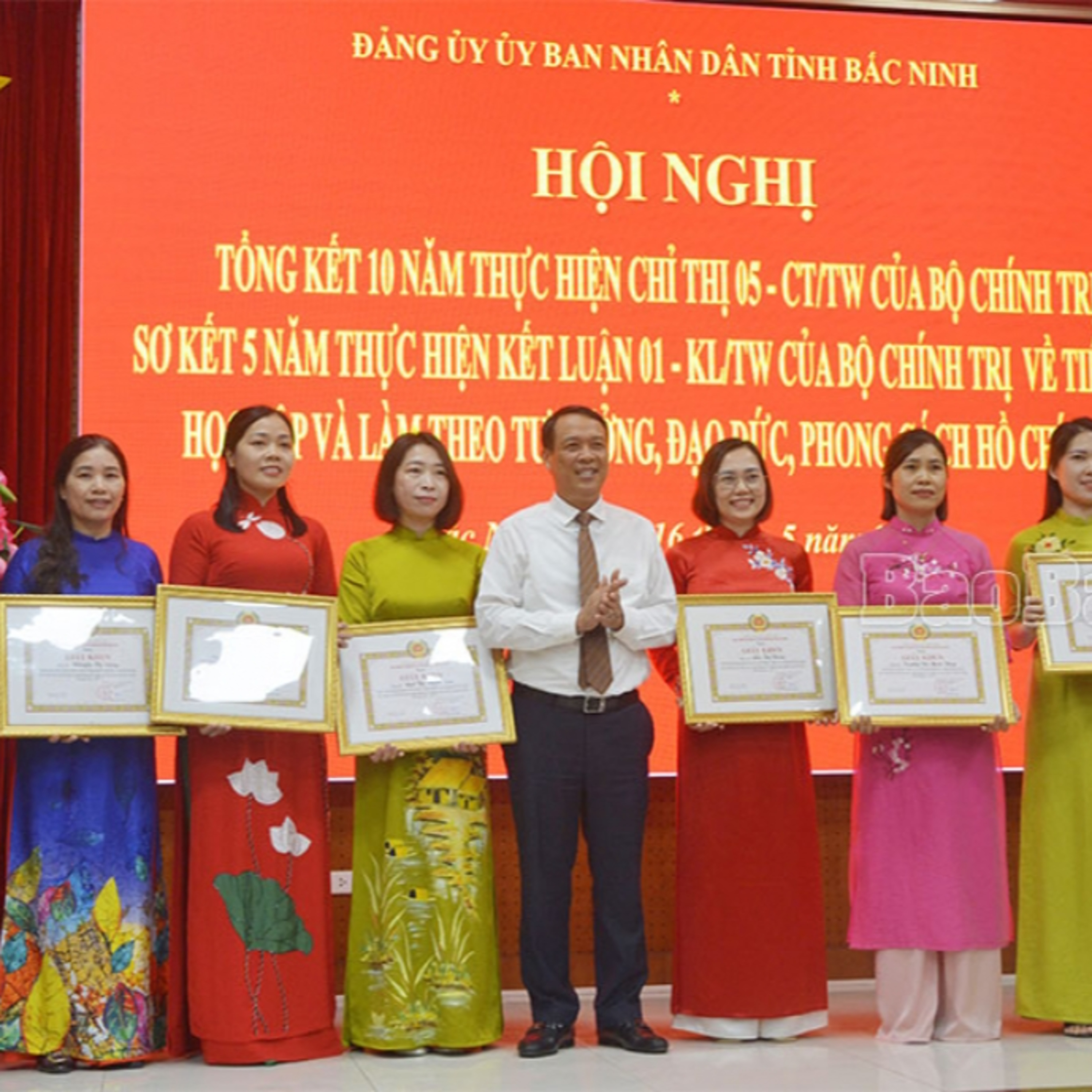 Xây dựng Đảng - Bắc Ninh khen thưởng tập thể, cá nhân học tập, làm theo tư tưởng, đạo đức, phong cách Hồ Chí Minh