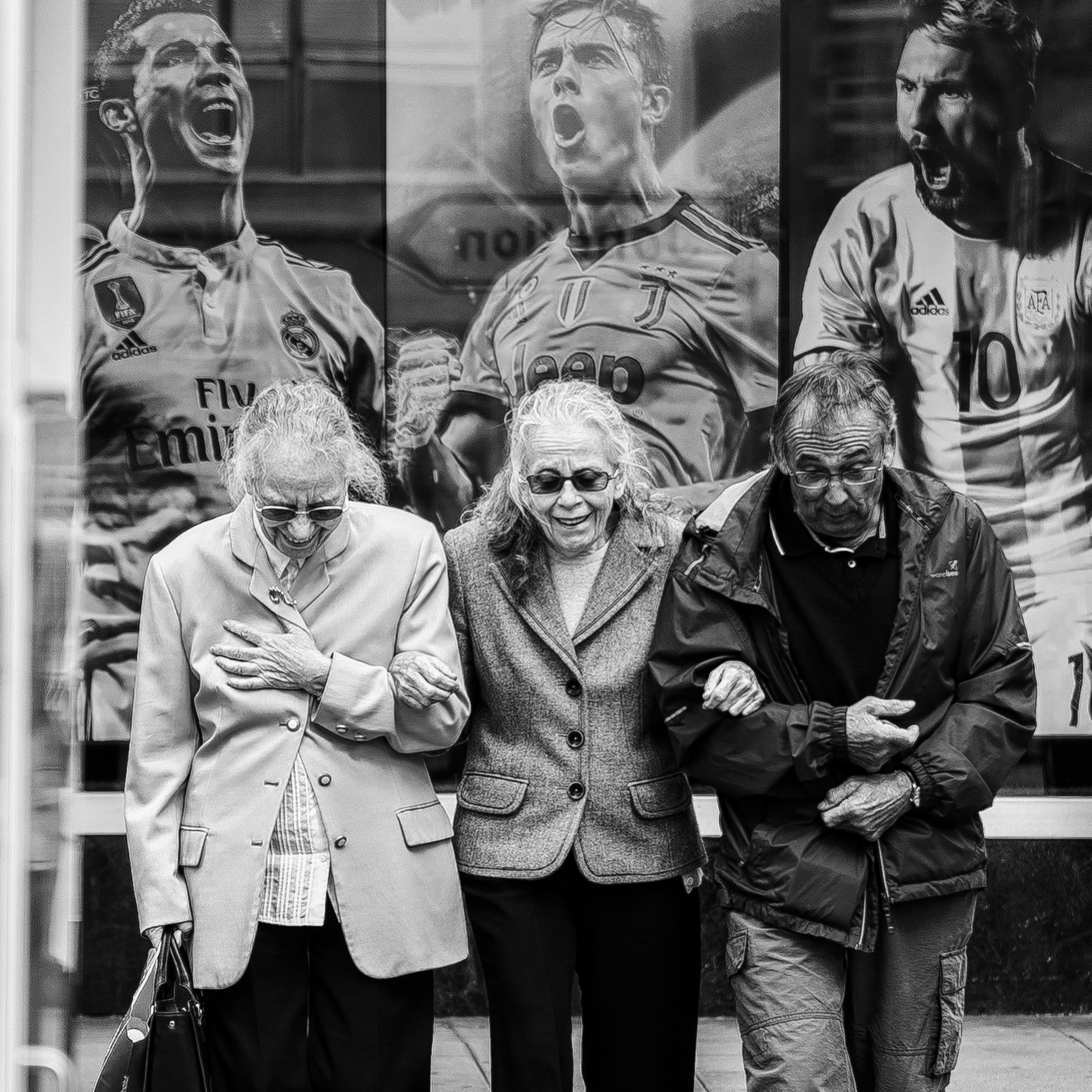 aquele que habita os céus sorri