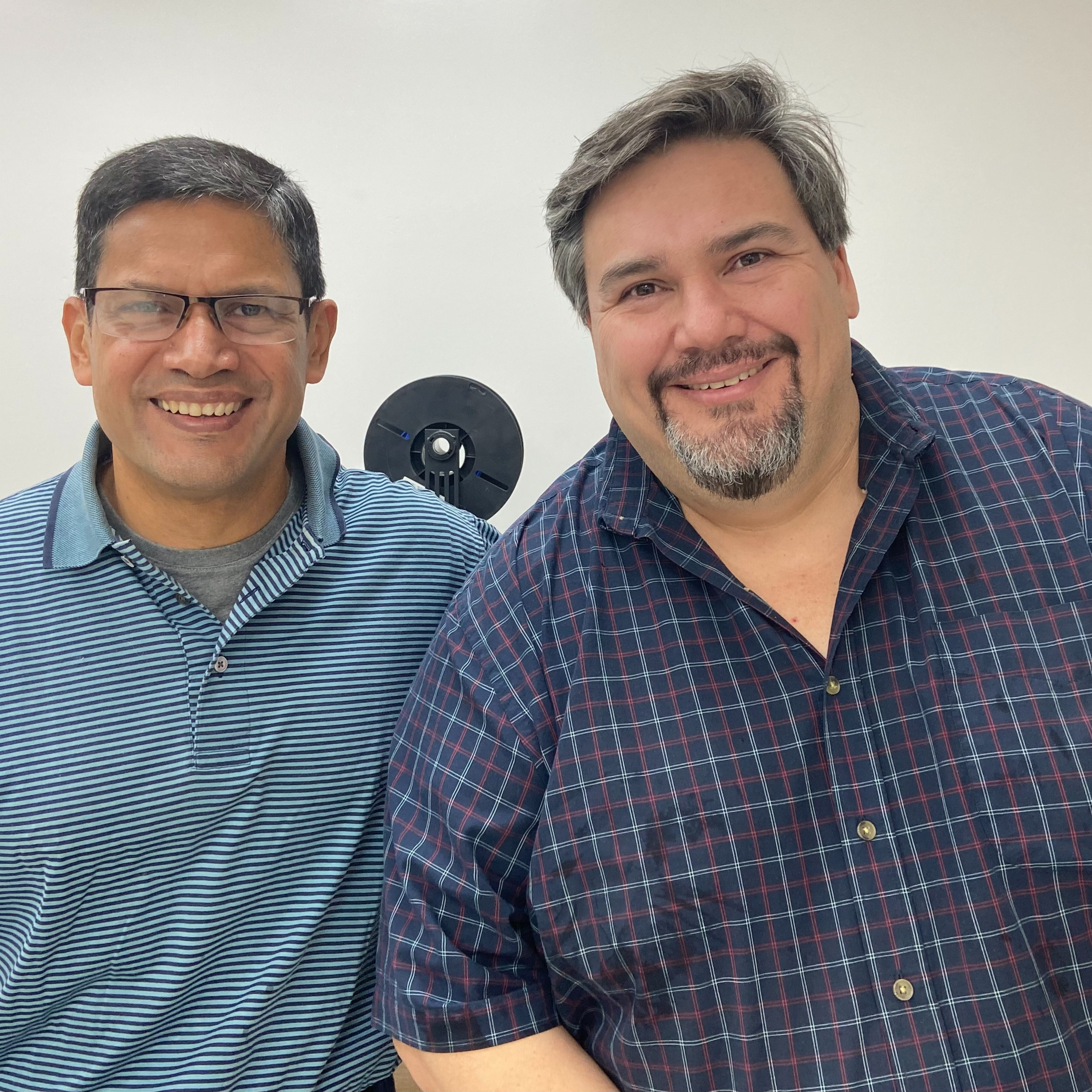 Portada de Historias Ingenieriles con Leonel y Alex.