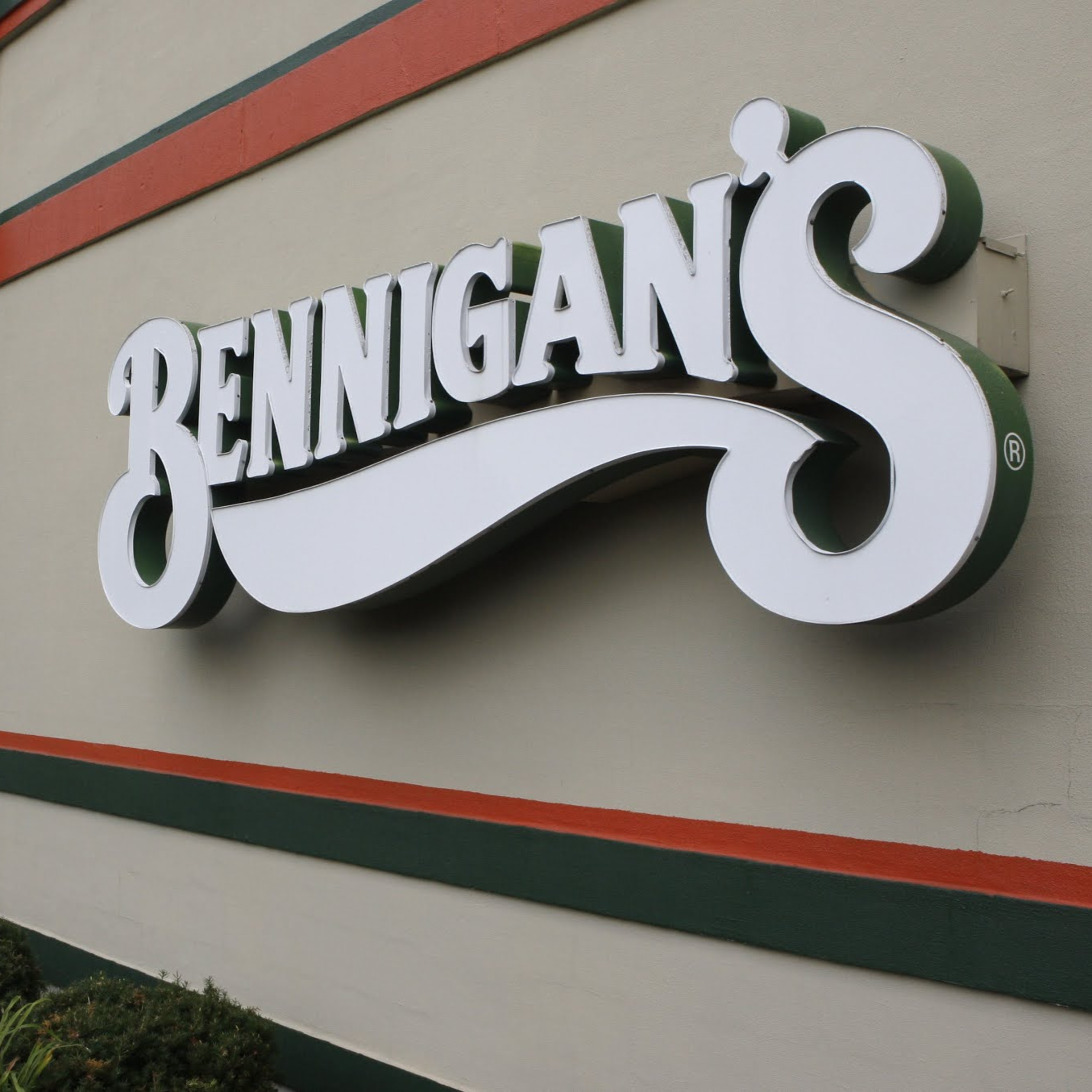 Episode 251: My Memories Of Bennigan's Restaurants In Chicago In The 80s And 90s, Howard Pontiac Car Dealership In Elmhurst, IL, And Singer Jimmy Buffett.