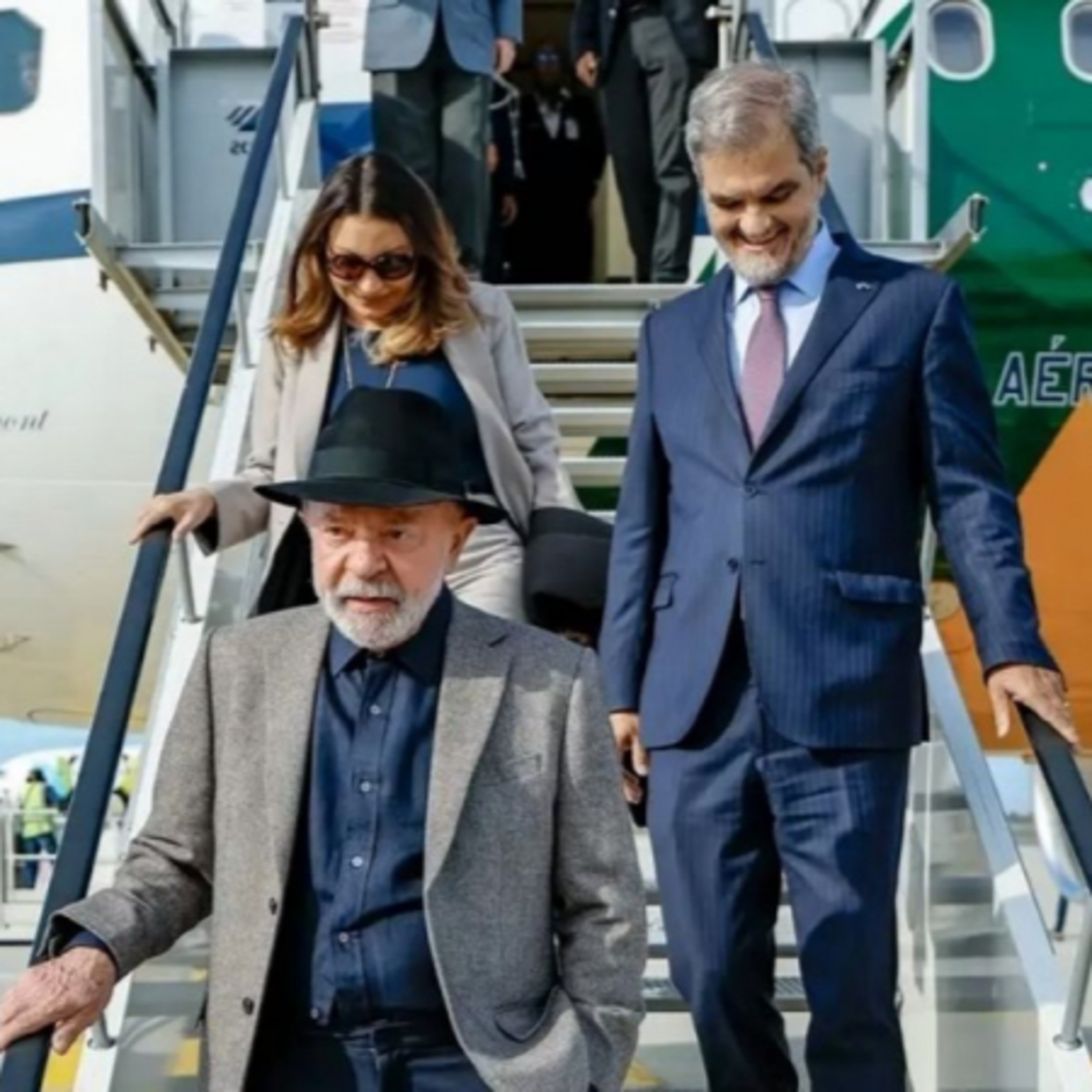 Poder e Política: Lula enfrenta sombra internacional, e STF e oposição travam novas batalhas episode artwork