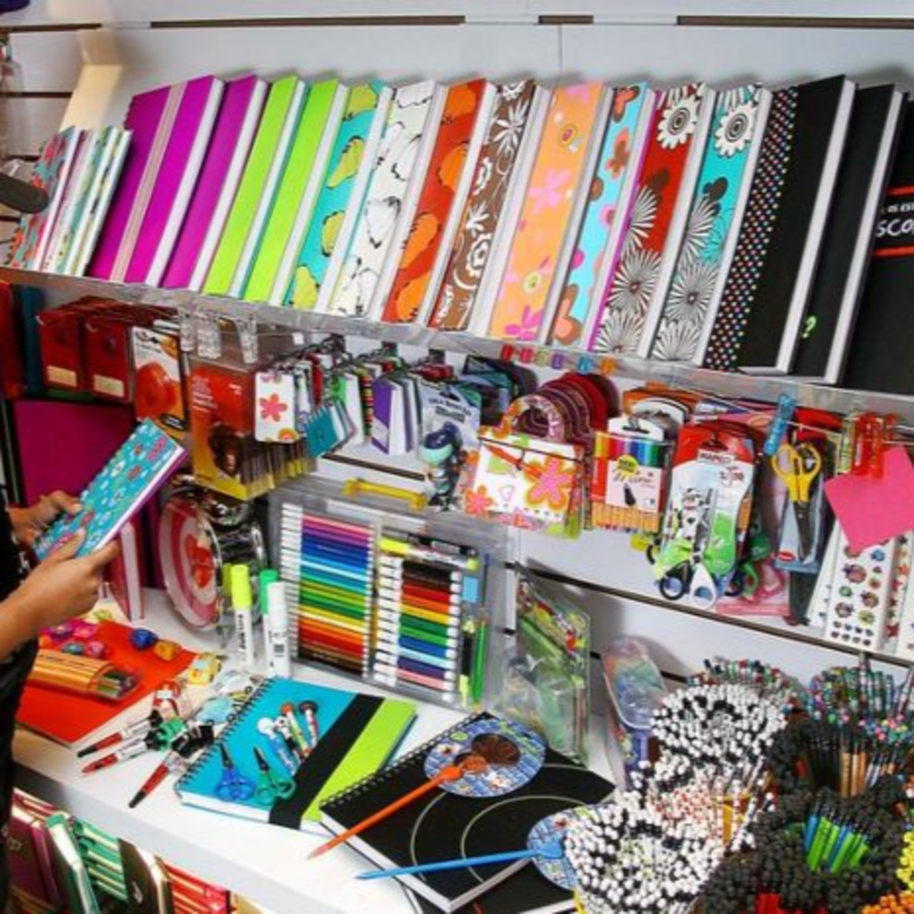 Economia e Negócios: Impostos elevam preço do material escolar e pesam no bolso das famílias episode artwork