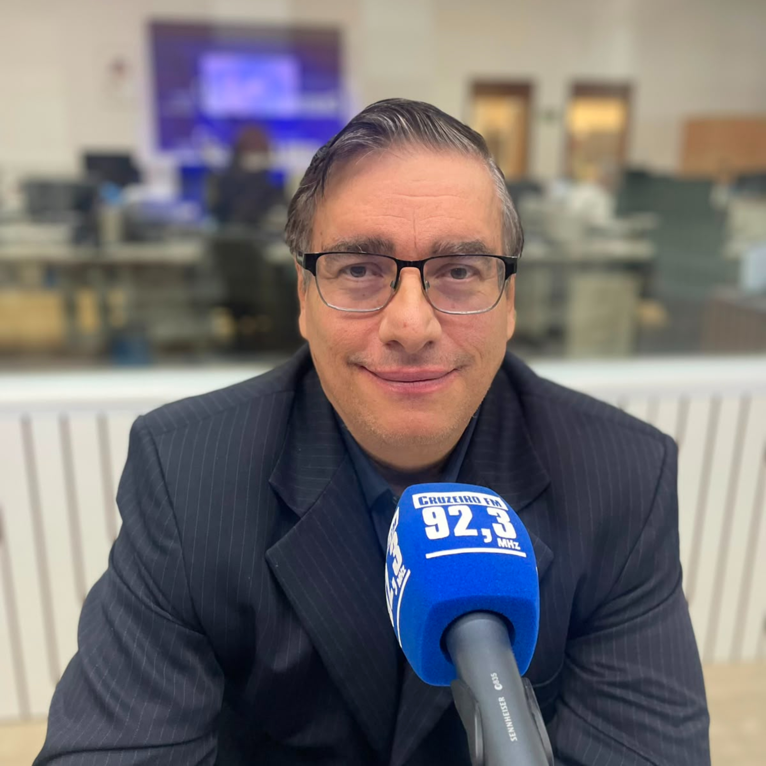 Especialista afirma que julgamento de Bolsonaro afronta a Constituição episode artwork