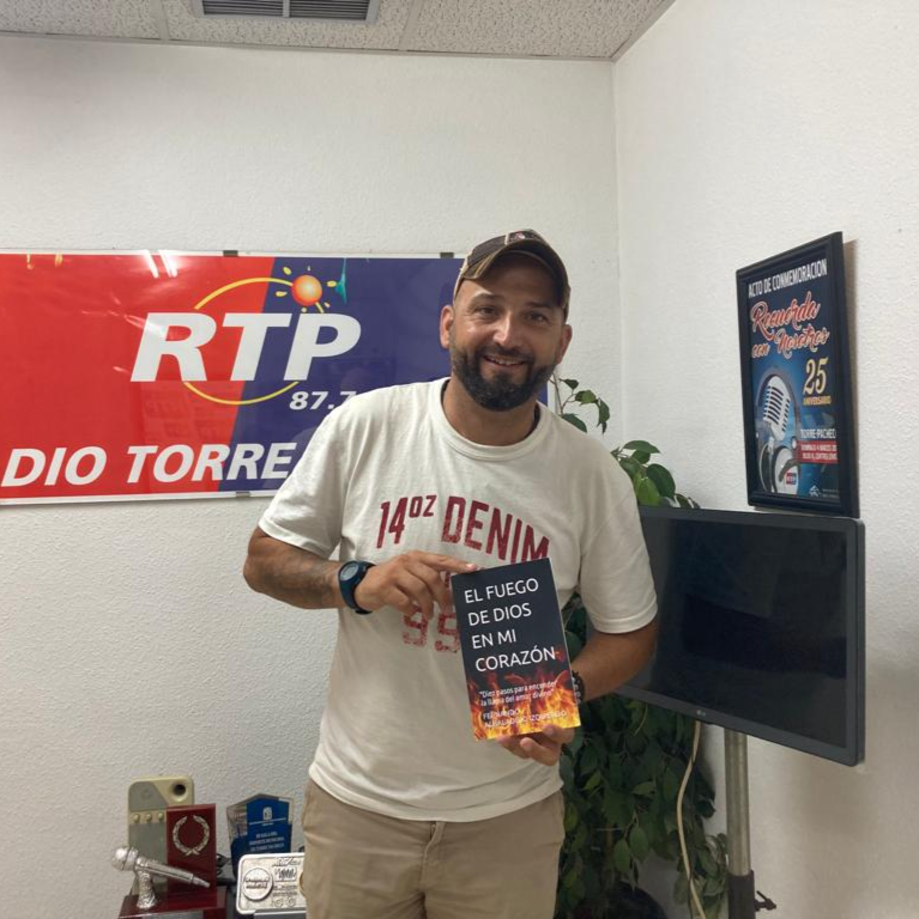 2023-08-30 Entrevista a Fernando Albaladejo, que acaba de publicar su primer libro “El fuego de Dios en mi Corazón”. episode artwork
