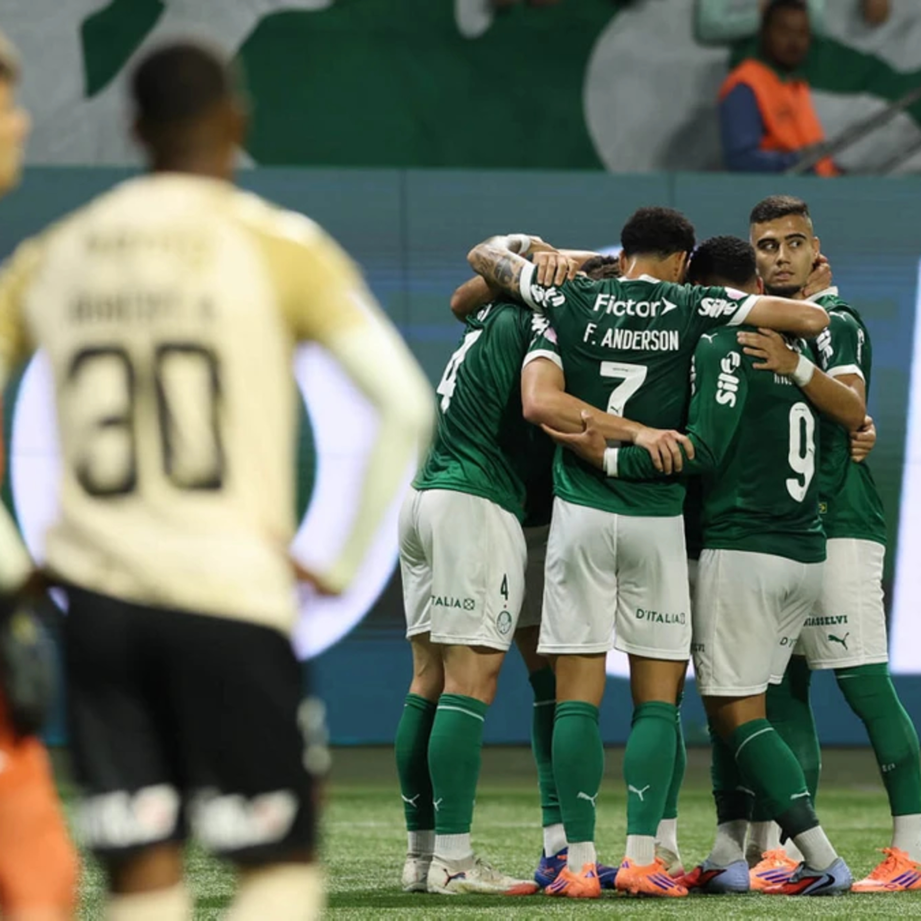 Palmeiras vence São Paulo em jogo com polêmicas