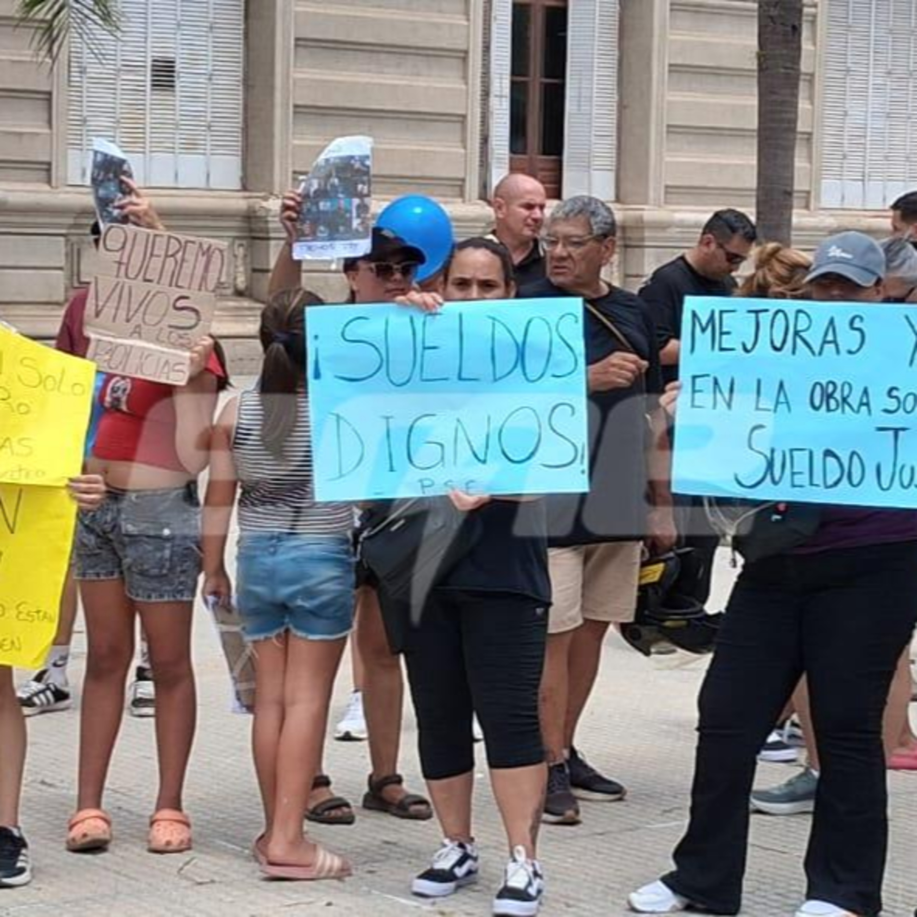 Familiares y efectivos policiales reclamaron por mejoras salariales y asistencia en salud mental episode artwork