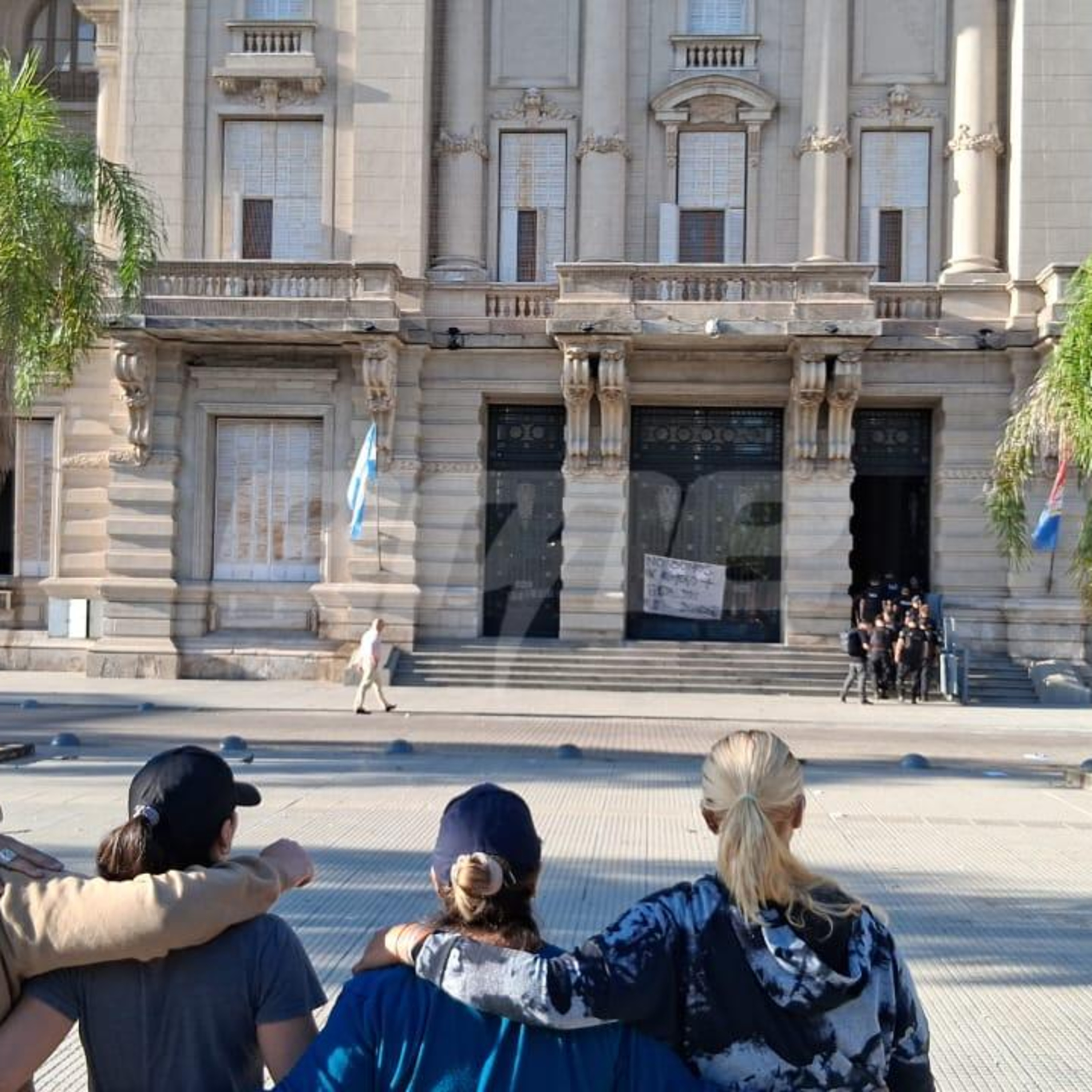 Continúan las protestas policiales en Santa Fe: reclamos salariales y tensión frente a Casa de Gobierno episode artwork