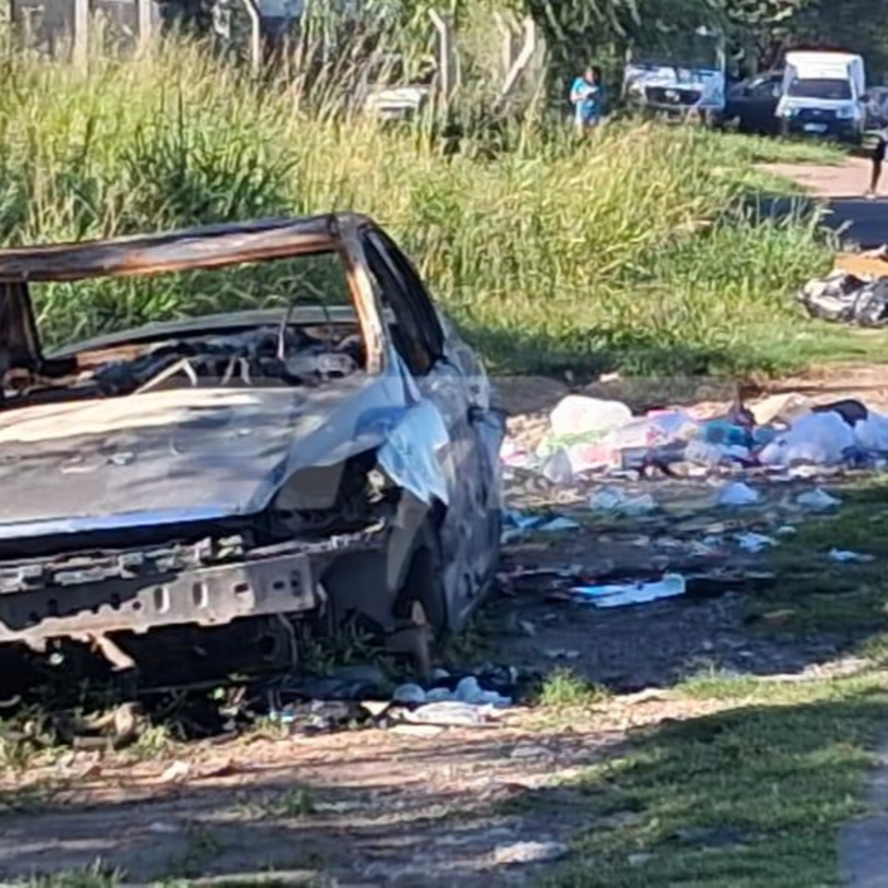 Malestar en barrio Roma por un auto quemado que se convirtió en basural episode artwork