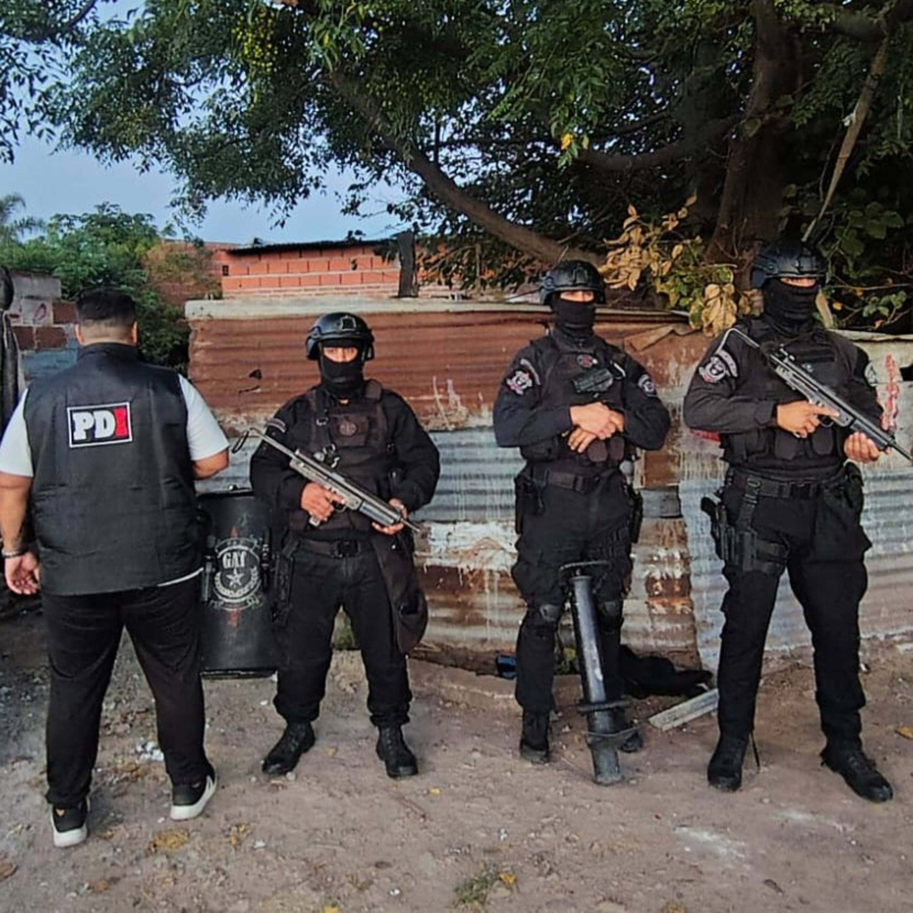 Cayeron siete sospechosos tras 15 allanamientos por robos de motos en barrio Coronel Dorrego episode artwork