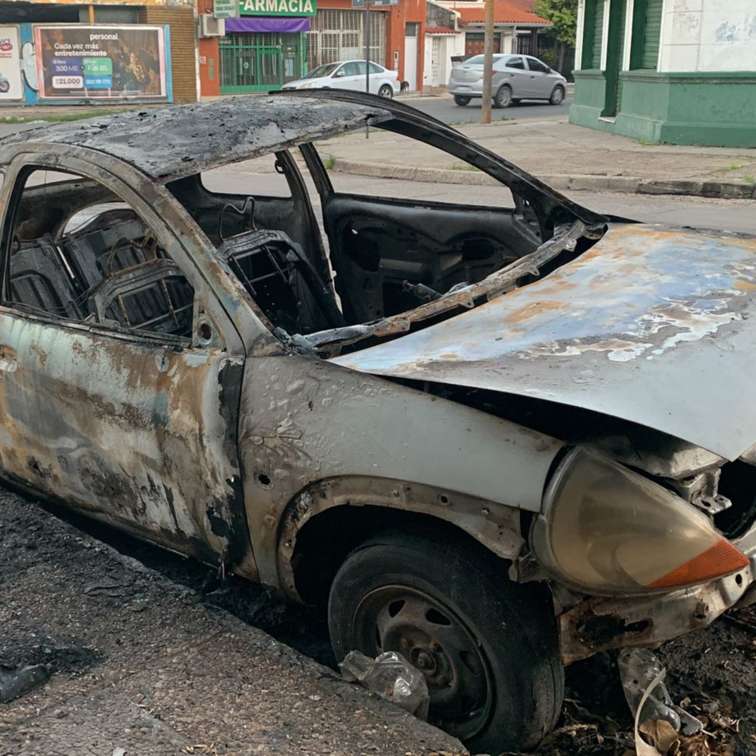 Barrio Sur: un voraz incendio dejó un auto totalmente destruido episode artwork